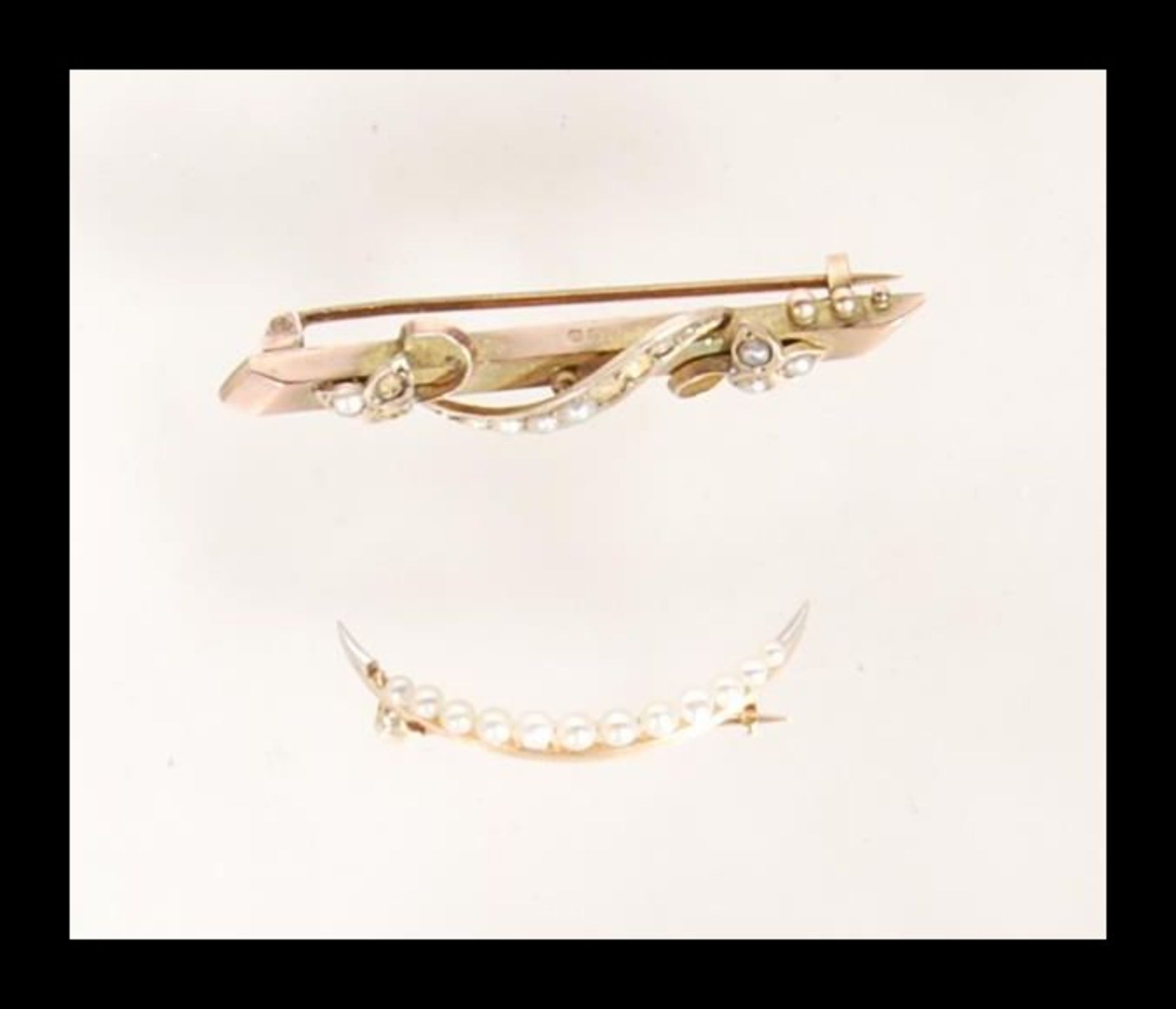 Two early 20th Century Edwardian brooches to include a hallmarked 9ct gold bar brooch having - Bild 2 aus 5