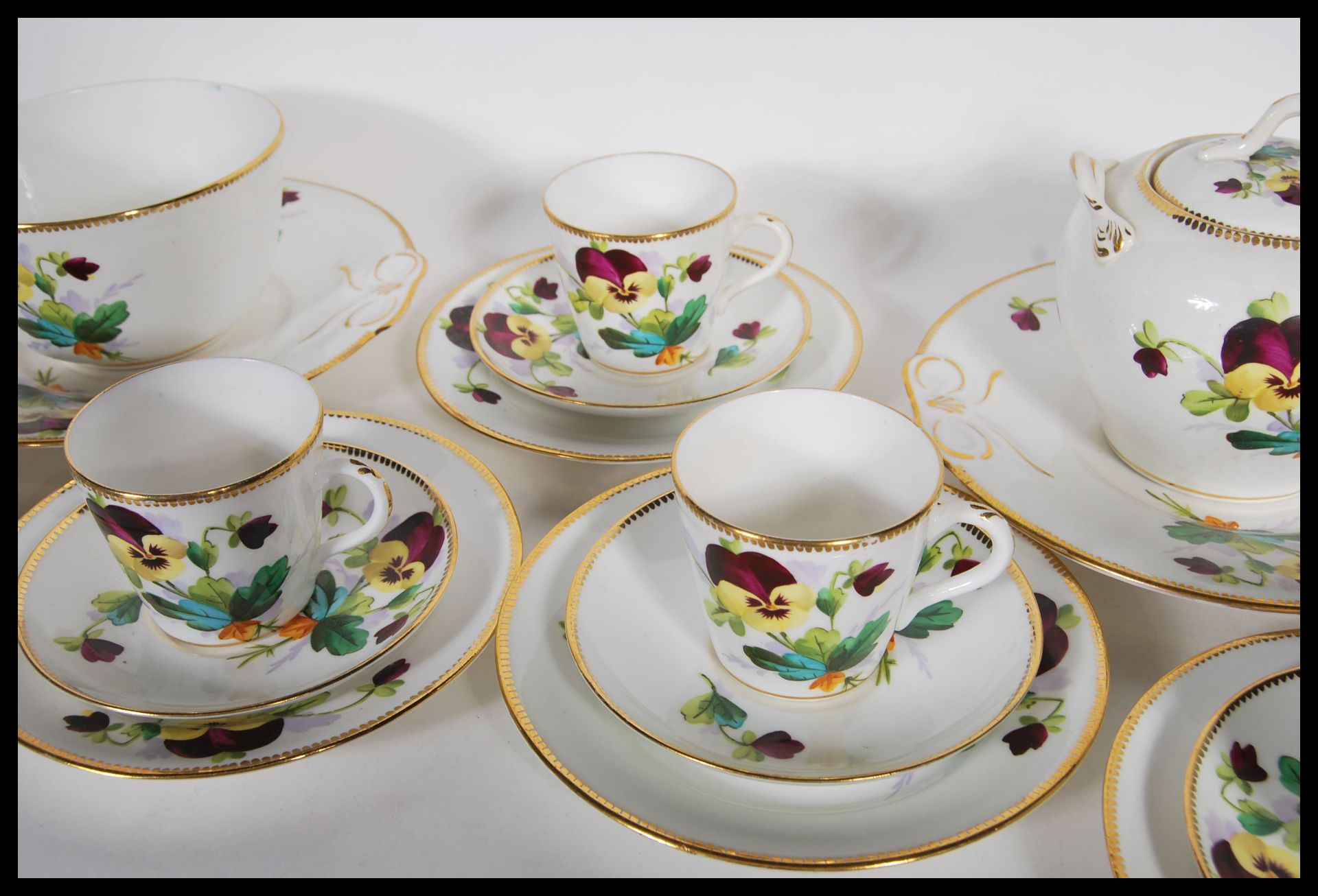 An early 20th Century hand painted china tea service having having painted pansy flowers and gilt - Bild 5 aus 10