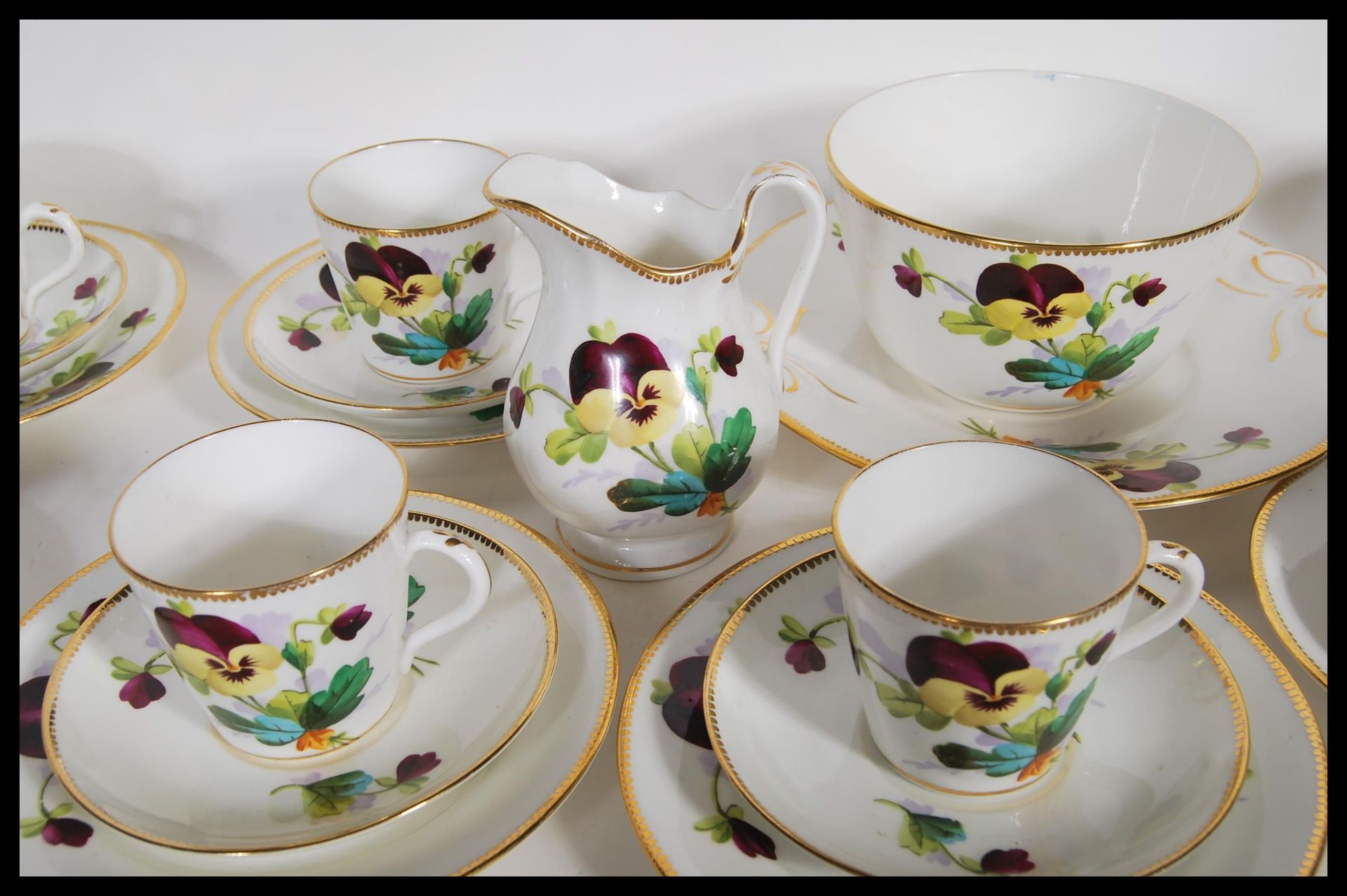 An early 20th Century hand painted china tea service having having painted pansy flowers and gilt - Bild 3 aus 10