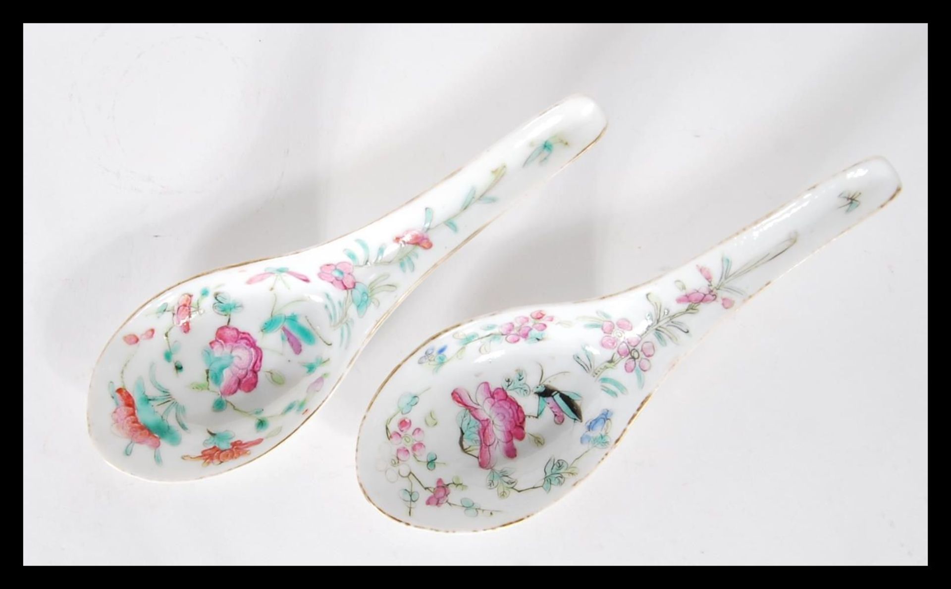 A pair of Chinese export famille rose spoons or ladles, 19th century, both painted with crickets - Bild 2 aus 4