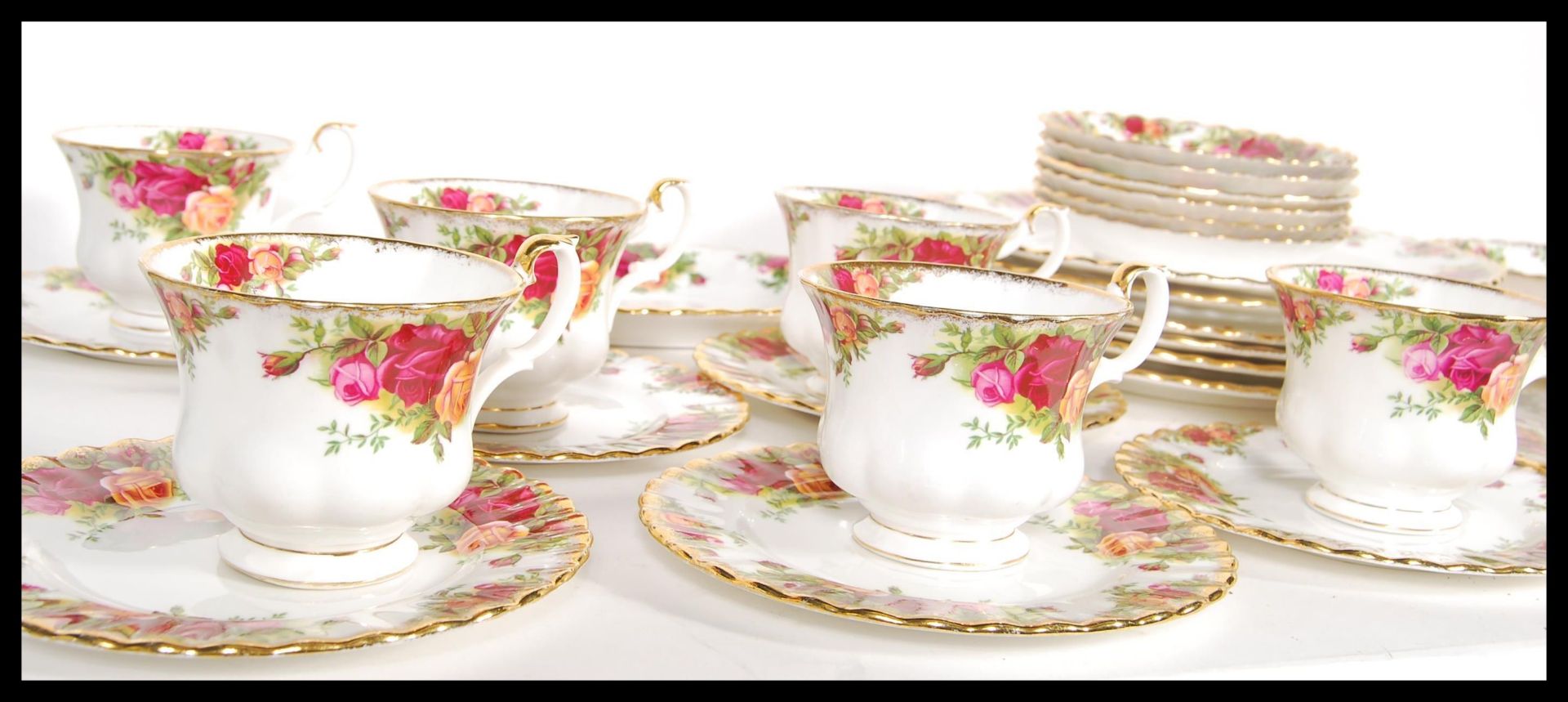 An extensive Royal Albert Old Country Roses dinner / tea service to include tea cups, saucers, - Bild 8 aus 10