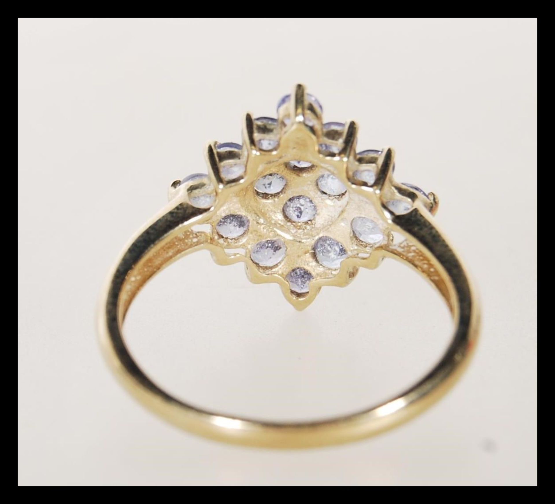 A hallmarked 9ct gold ladies cluster ring prong set with lilac stones in a geometric formation. - Bild 3 aus 4