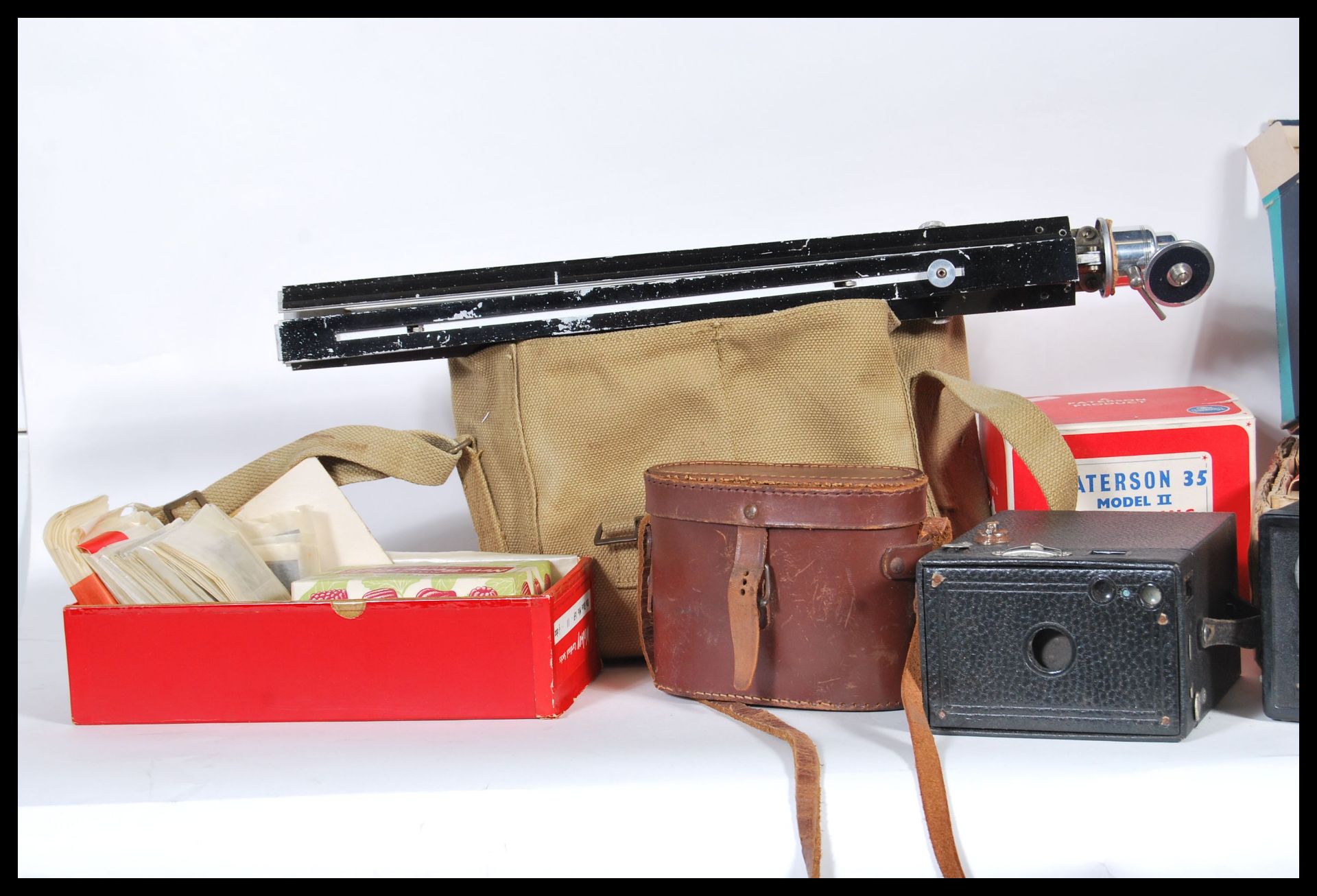 A collection of vintage film cameras and equipment to include a selection of boxed cameras including - Bild 2 aus 7