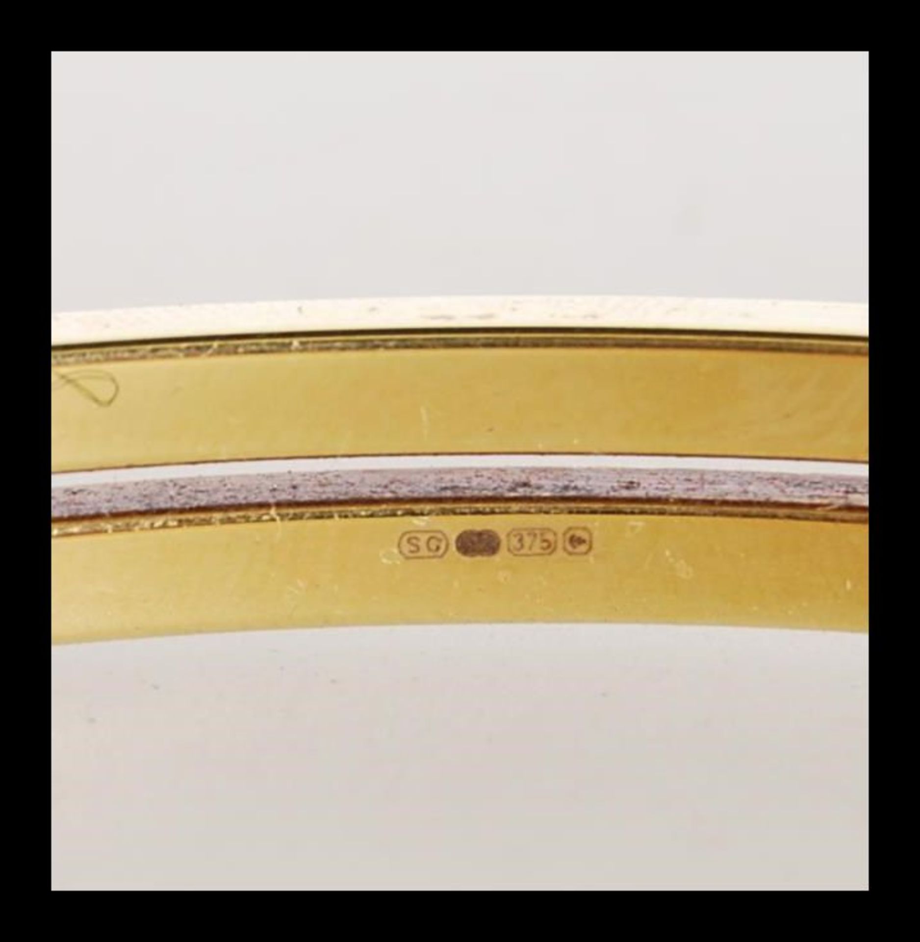 A stamped 9ct gold bangle bracelet having a hinge opening constructed from two bands with a catch to - Bild 4 aus 4