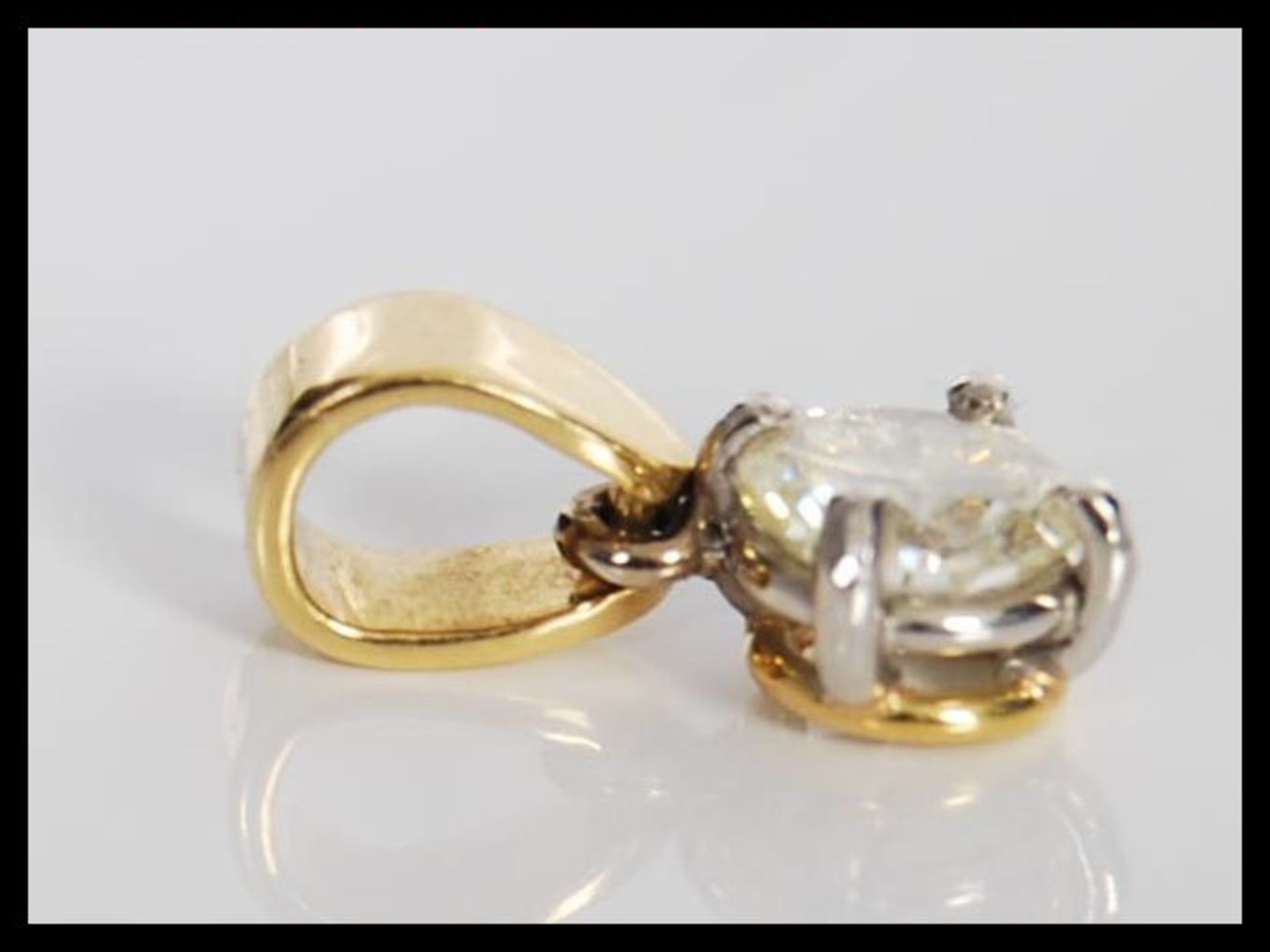 A 20th Century diamond pendant having a hallmarked 18ct gold bale set with a brilliant cut diamond - Bild 3 aus 5