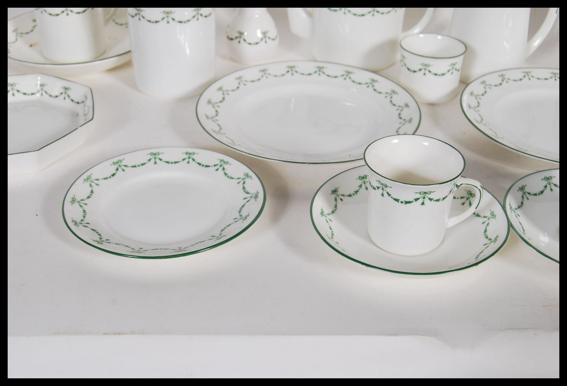 An early 20th Century Foley China breakfast service, pattern number 0387 decorated with green laurel - Bild 4 aus 8