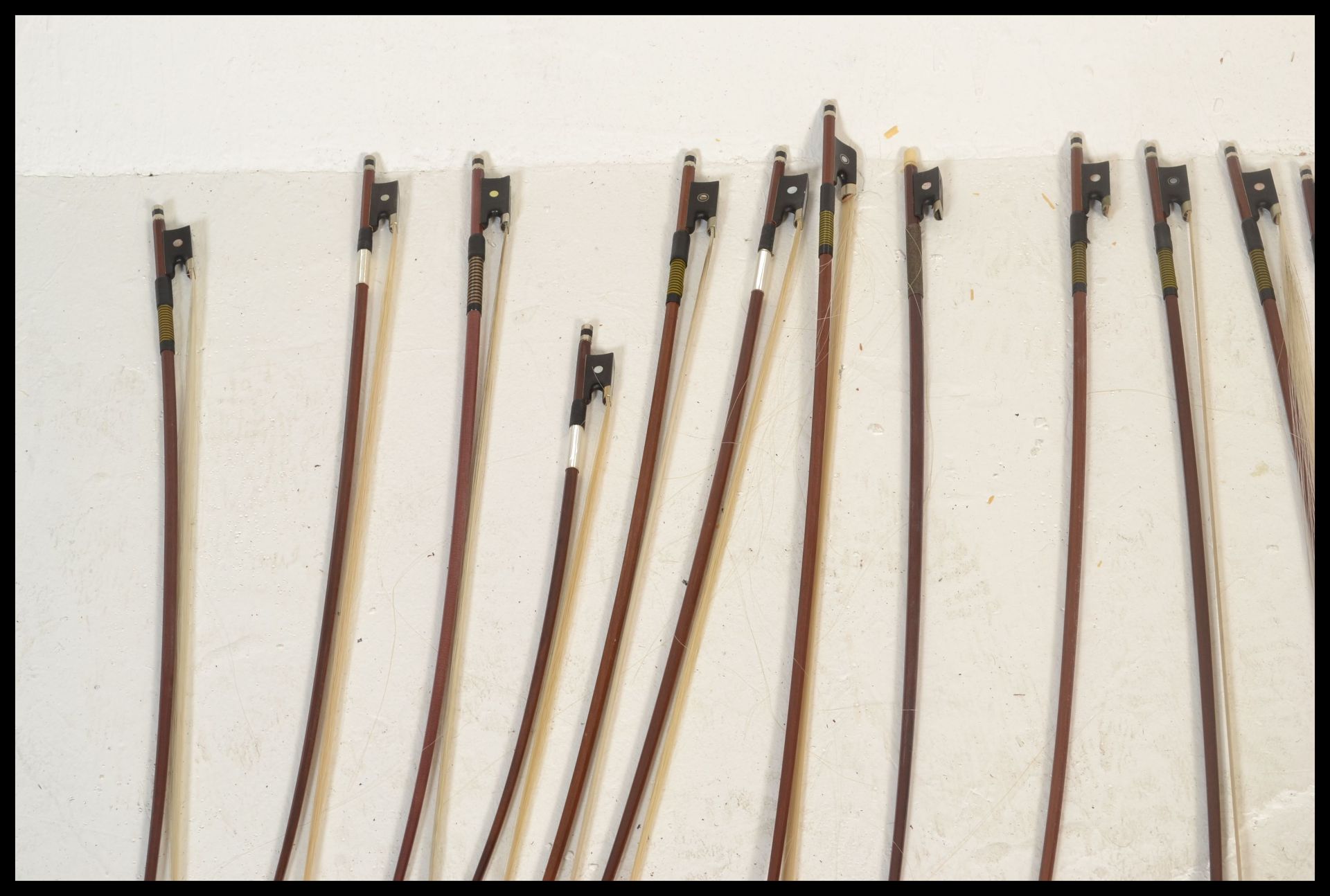 A collection of 20th Century violin bows, most bows being brazilwood and Pernambuco with ebony, - Bild 4 aus 5