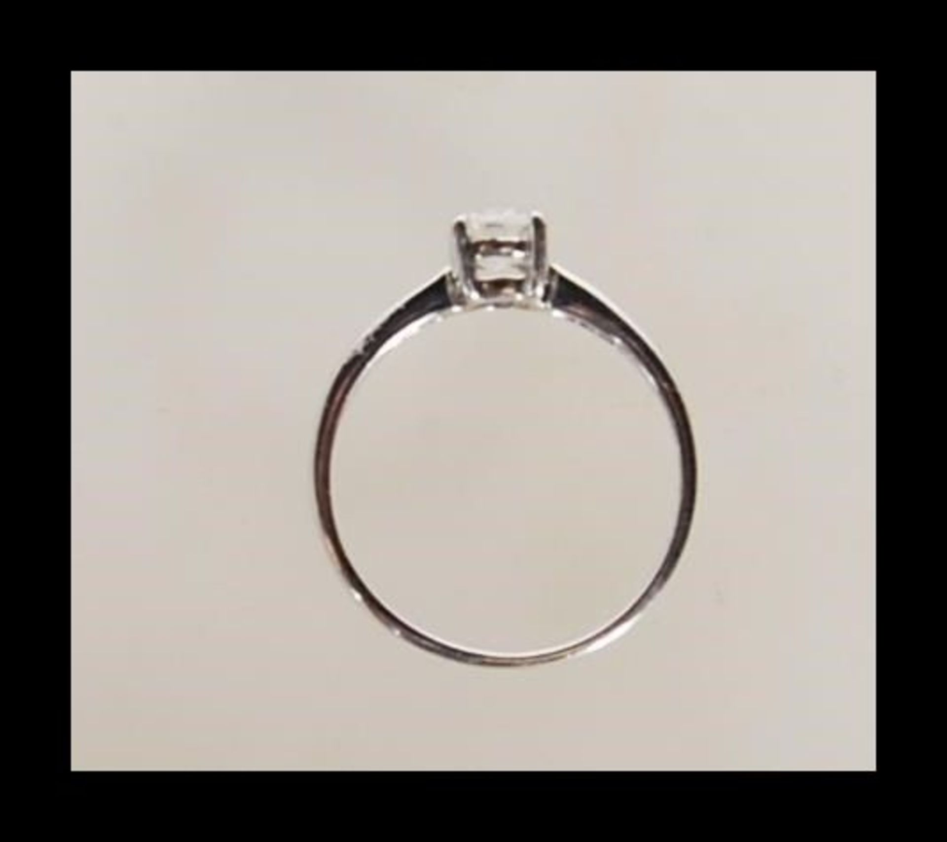 A hallmarked 9ct white gold ladies ring prong set with a oval cut white stone having accent stones - Bild 4 aus 5