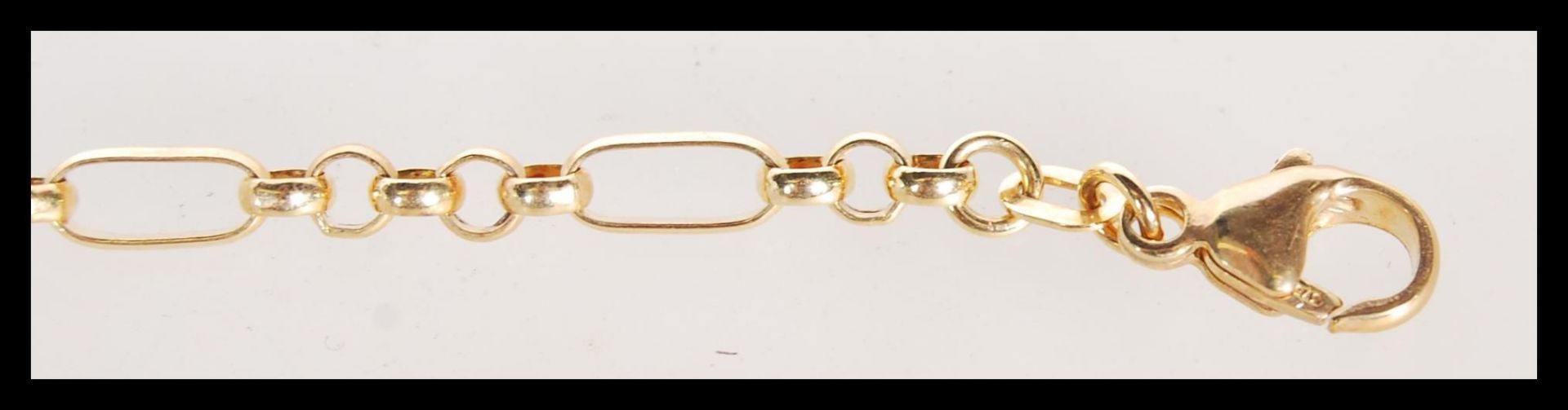 A stamped 375 9ct gold Figaro chain bracelet with toggle attached. Weight 4.0g. Measures approx 7 - Bild 5 aus 6