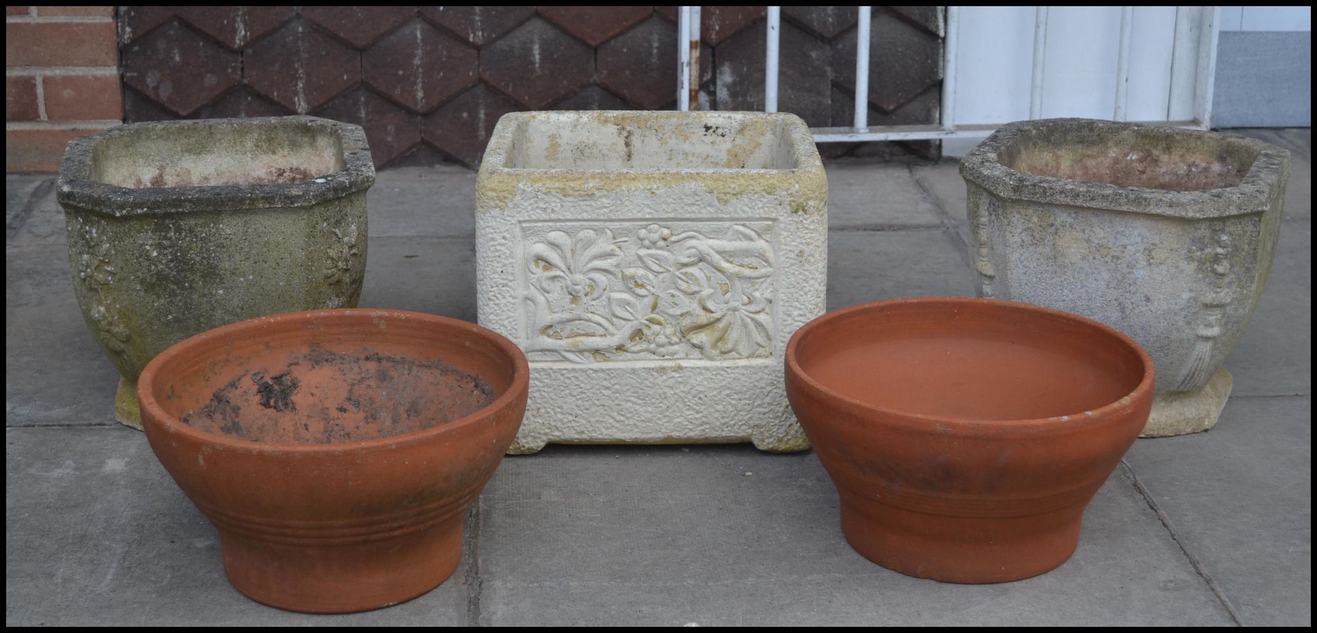 A selection of garden pot planters to include a pair of reconstituted stone pots with chamfered - Bild 2 aus 6