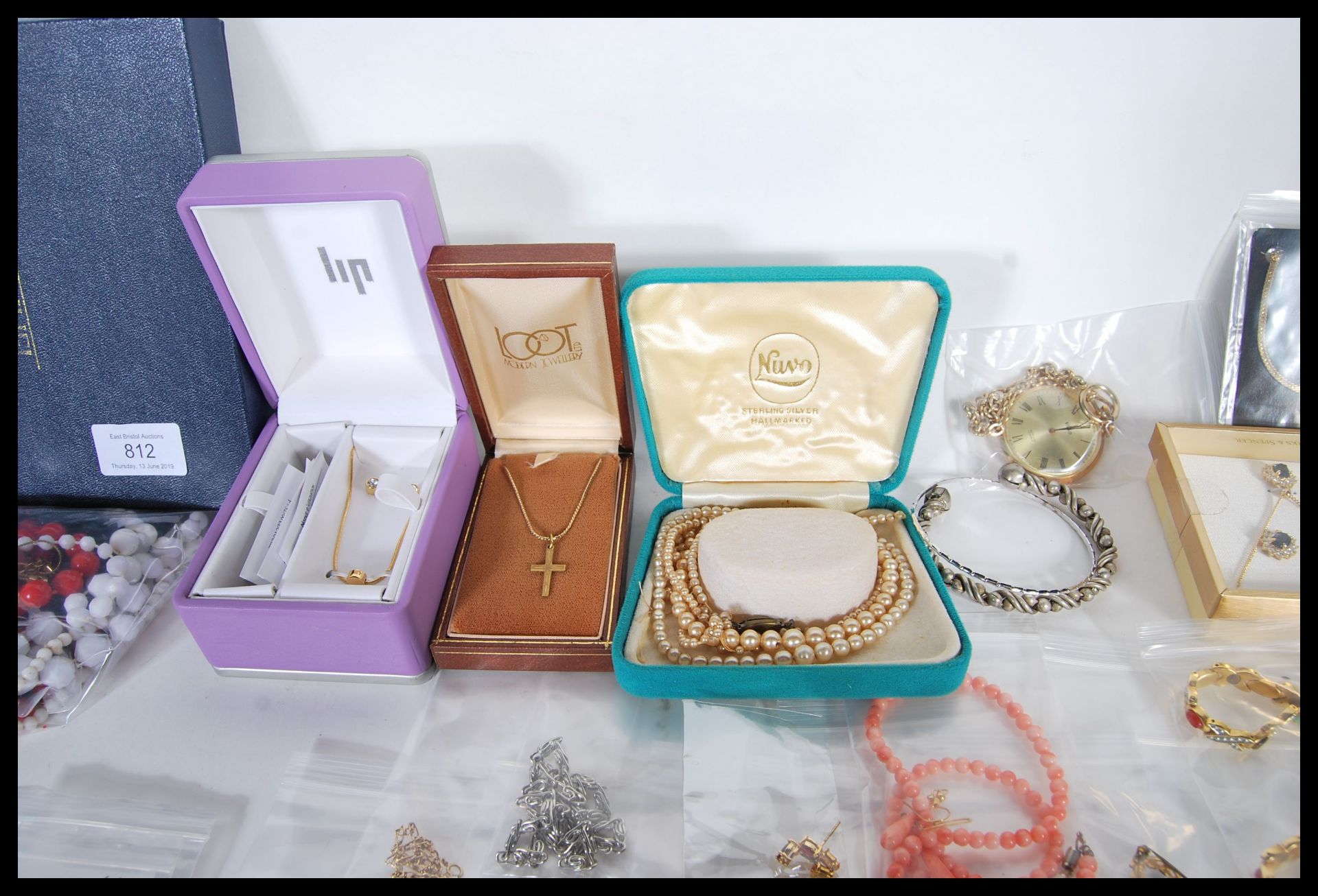 A large collection of 20th Century costume jewellery to include necklaces, rings, bangles, - Bild 14 aus 14