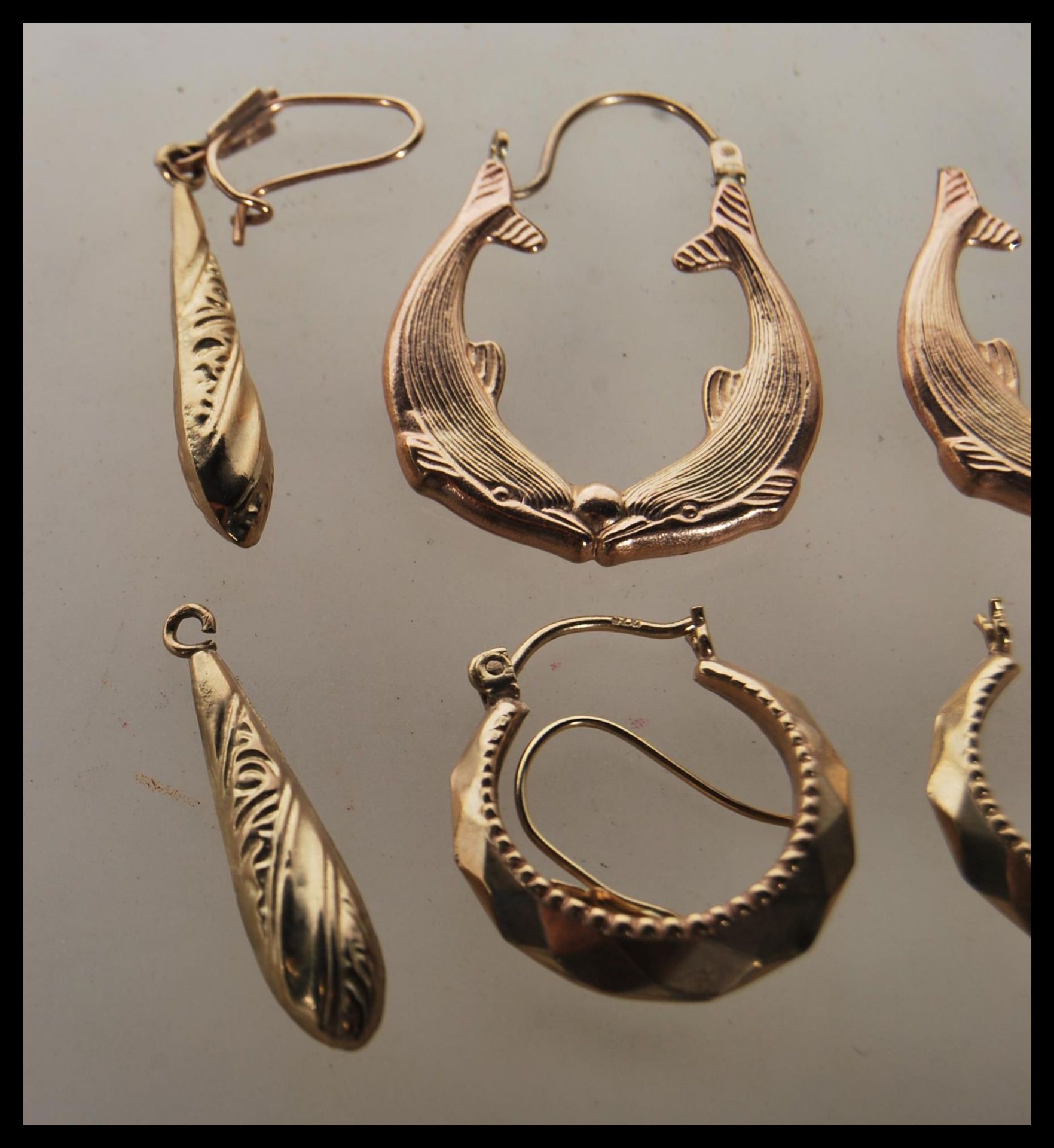 A group of three pairs of 9ct gold earrings to include a pair of dolphin design hoop earrings, a - Bild 4 aus 4