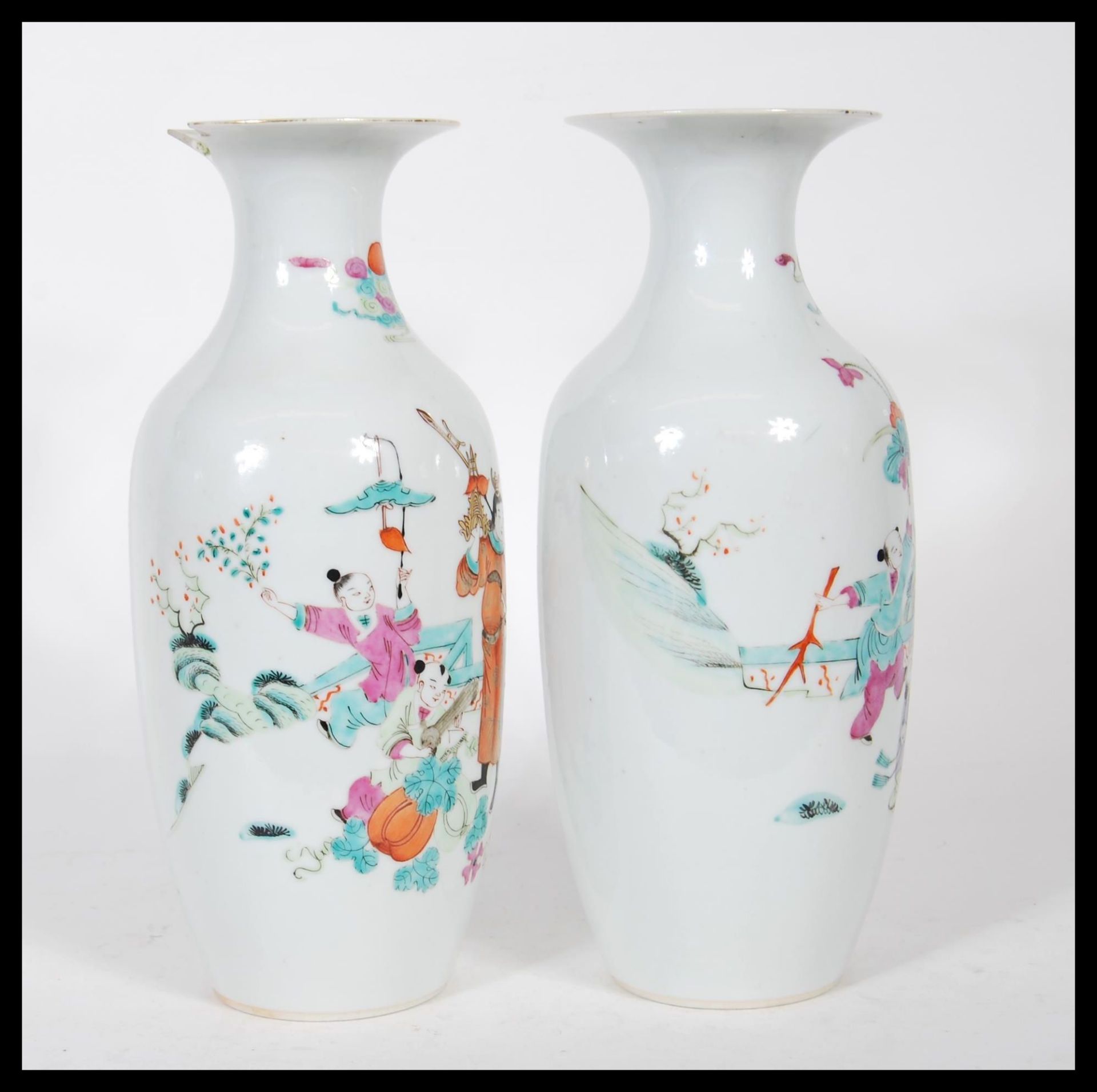 A matching pair of early 20th Century vases of baluster form, being hand painted decorated in - Bild 4 aus 6