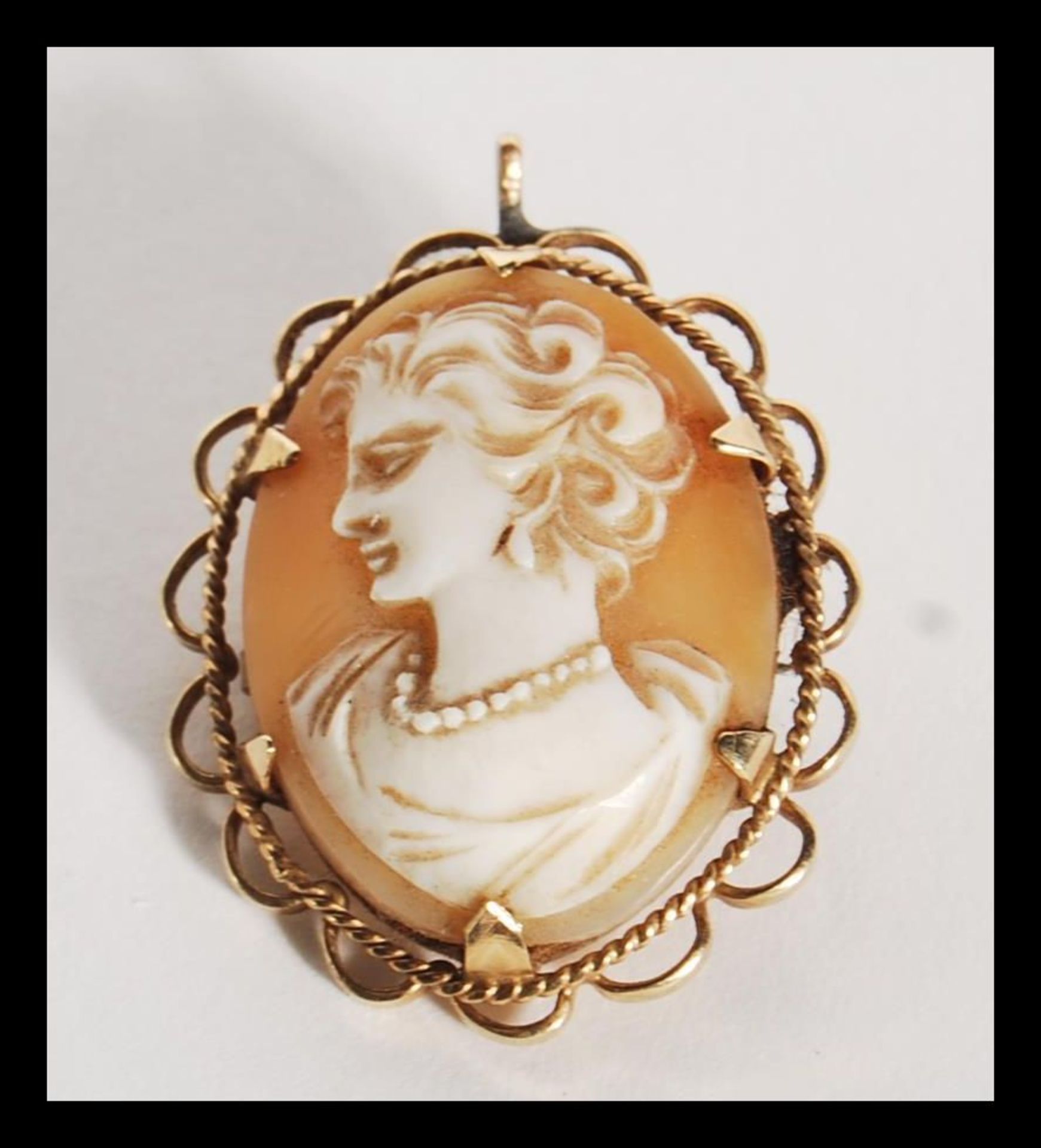 A 9ct gold / 375 marked ladies cameo brooch depicting a maiden facing left, pin verso with