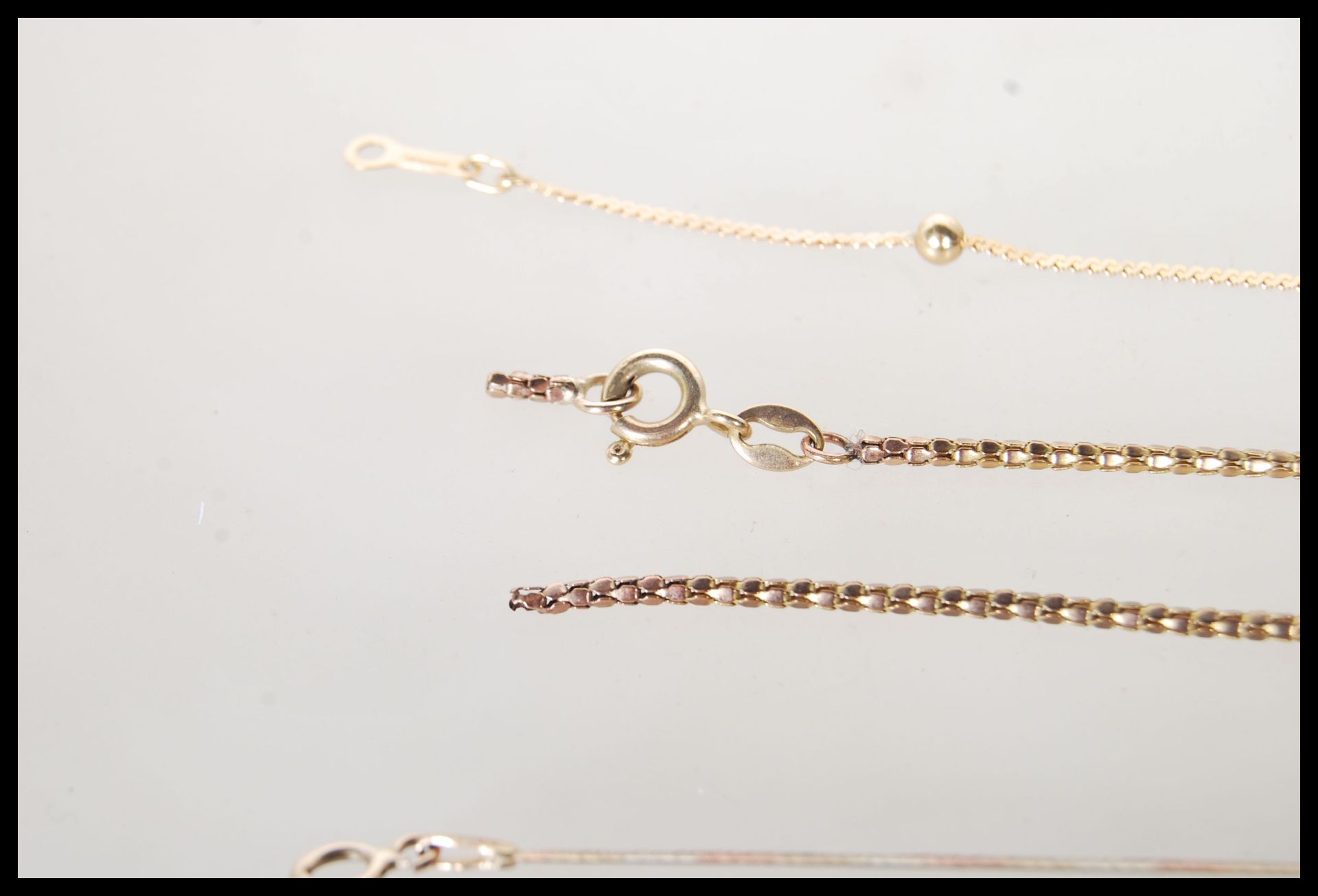 A selection of three 9ct gold jewellery items to include, a snake chain necklace having spring clasp - Bild 4 aus 9