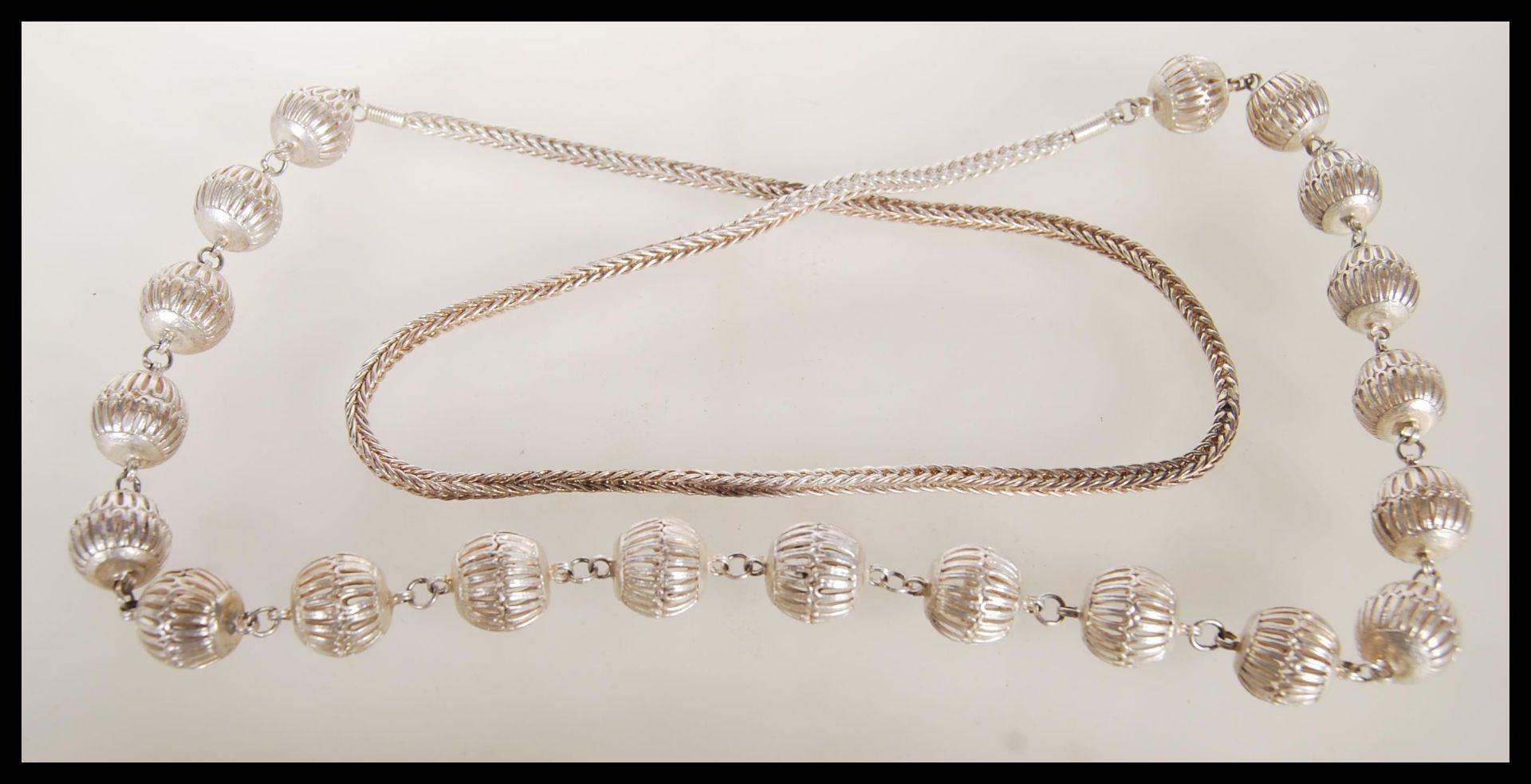 A 20th Century ethnic style silver necklace having a series of pierced decoration beads on a snake - Bild 2 aus 5