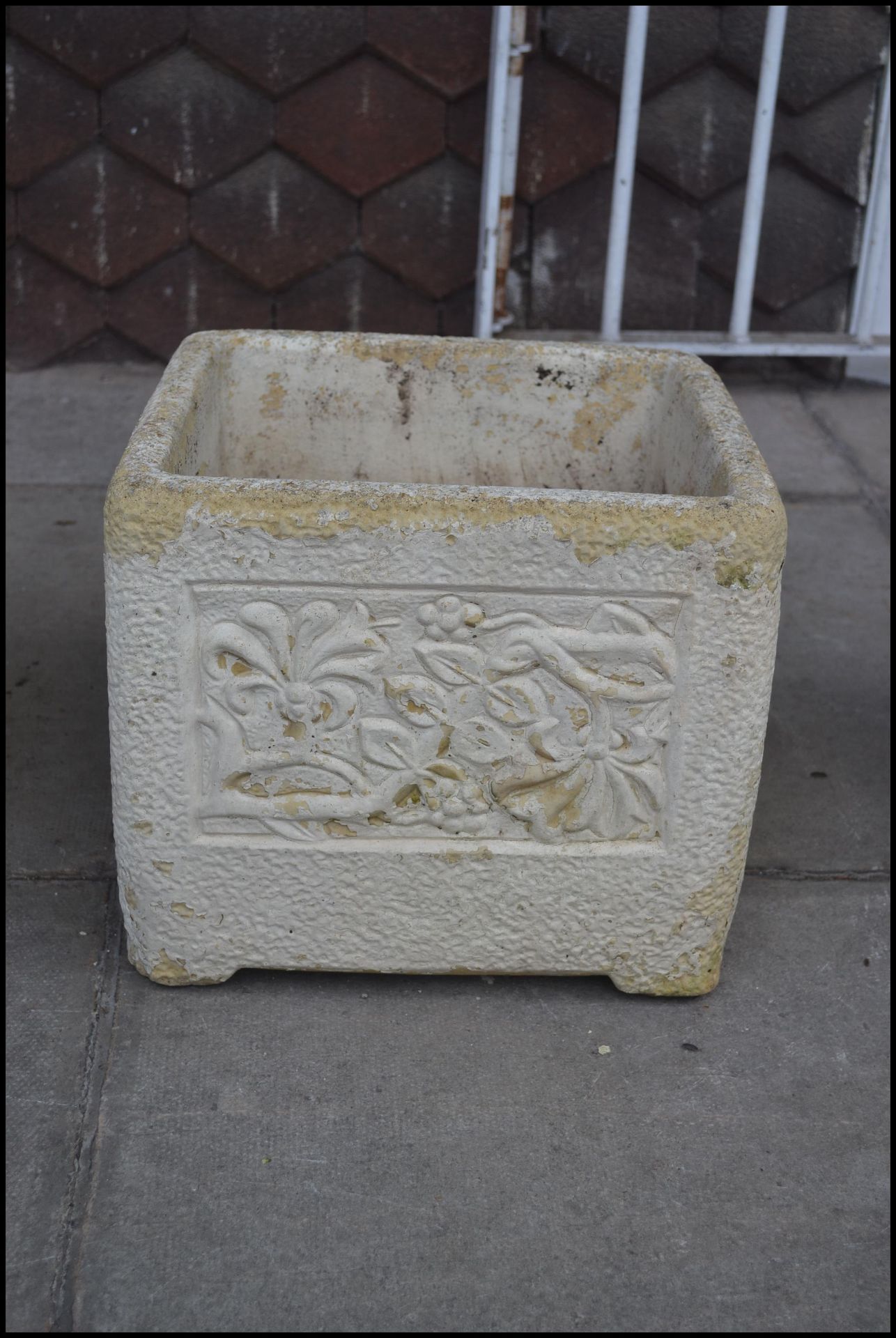 A selection of garden pot planters to include a pair of reconstituted stone pots with chamfered - Bild 6 aus 6