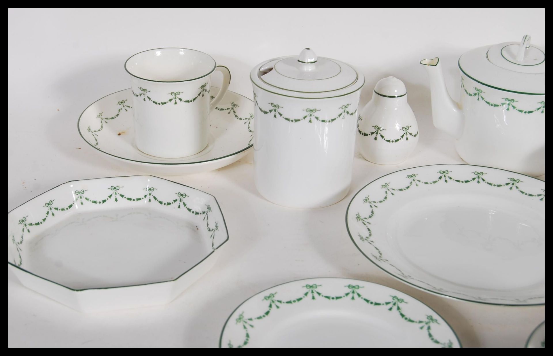 An early 20th Century Foley China breakfast service, pattern number 0387 decorated with green laurel - Bild 2 aus 8