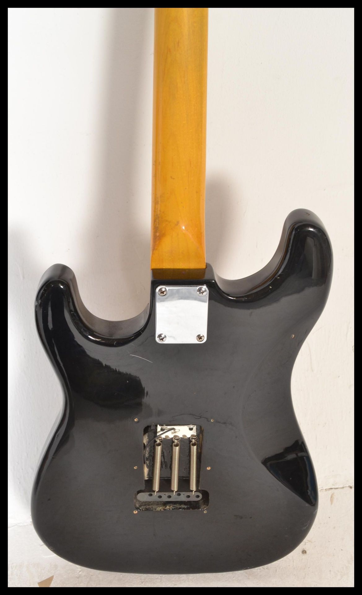 A Stratocaster style electric six string guitar Handcrafted in Cornwall by Ed Simons, having black - Bild 5 aus 5