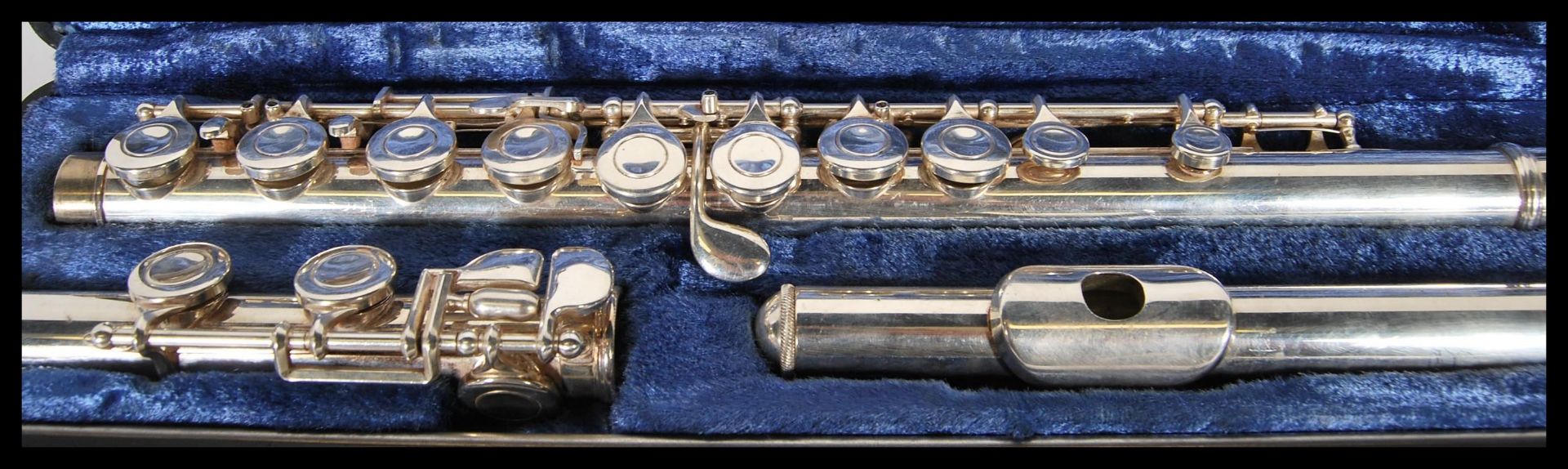A Bundy Selmar Company nickel plated three part flute within a fitted velvet lined carry case - Image 4 of 7