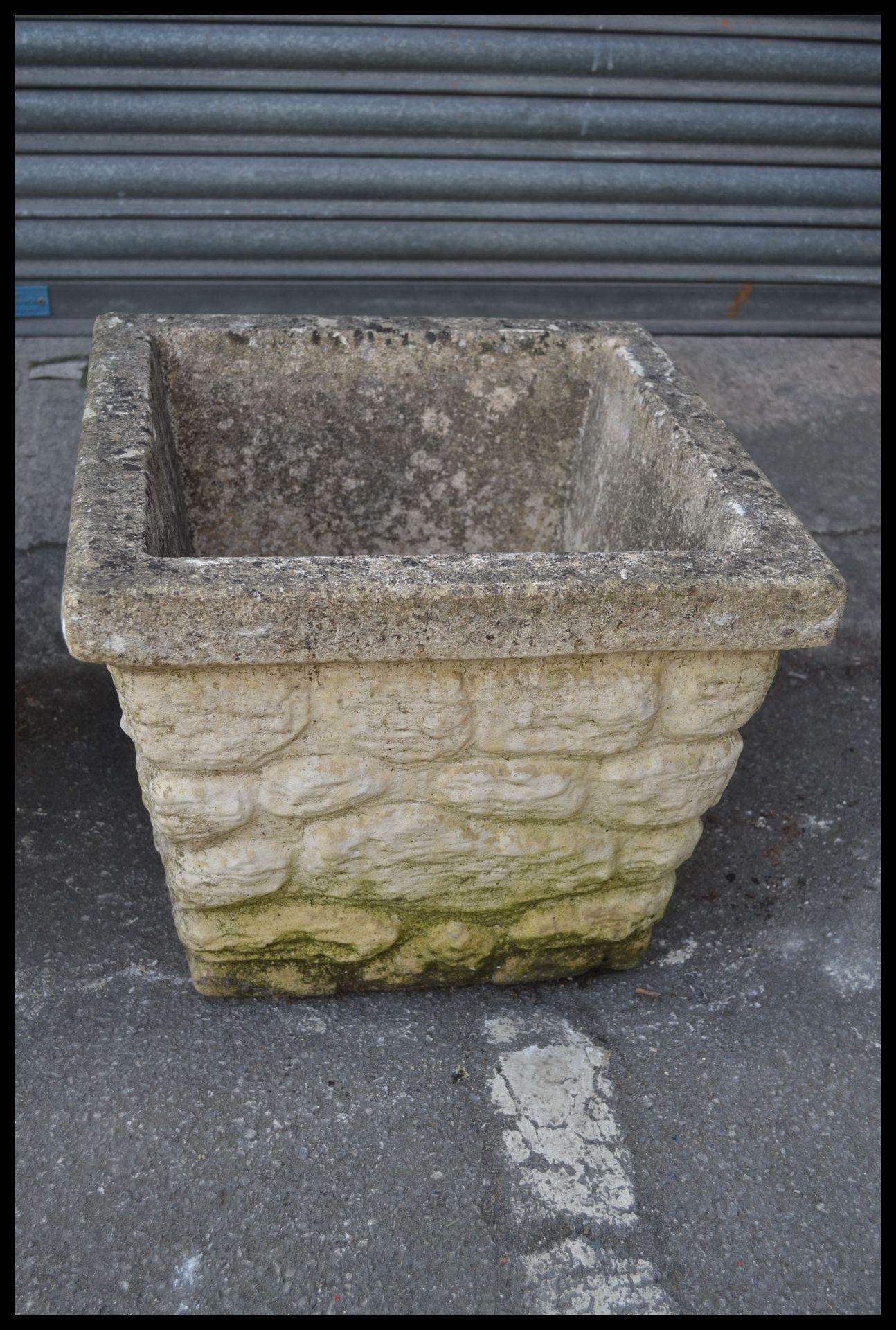 A group of three reconstituted stone garden troughs / planters, each of square form and moulded to - Bild 4 aus 6