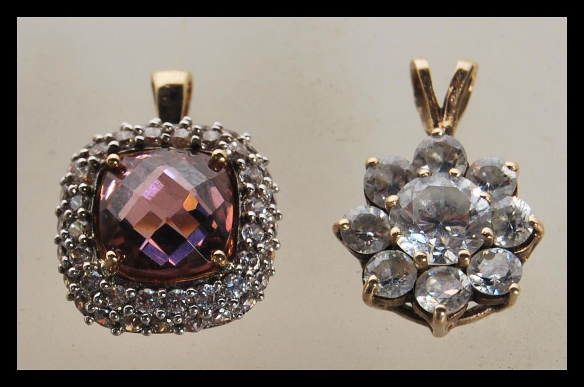 A selection of 9ct gold pendants to include a square pendant set with a faceted pink stone and white - Bild 2 aus 6