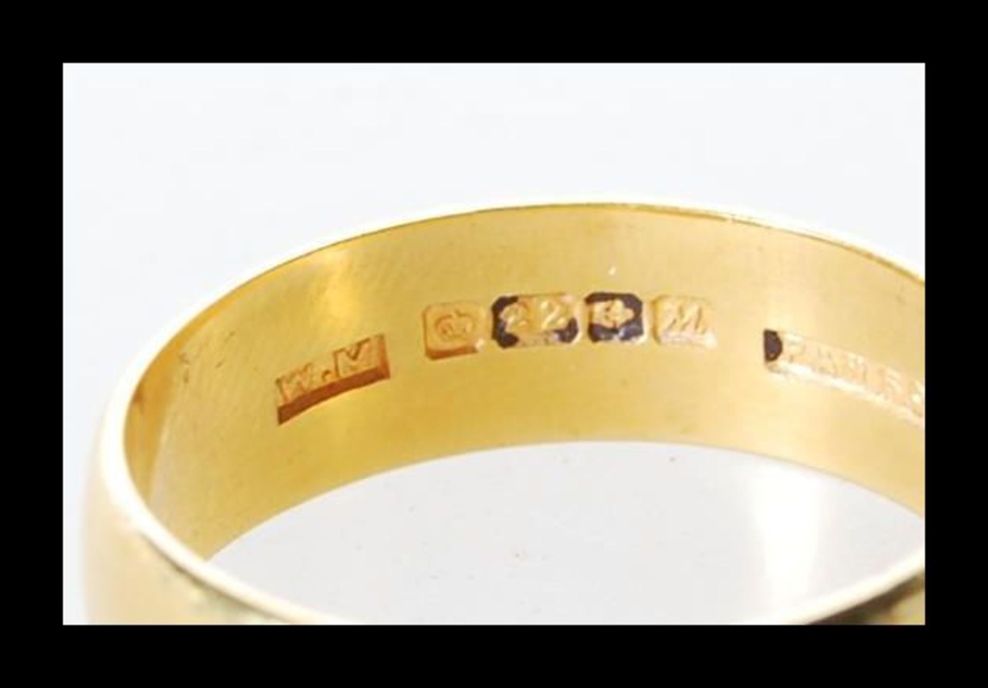 A hallmarked 22ct gold wedding band ring of typical form. Hallmarked Birmingham 1961. Weight 6.1g. - Bild 3 aus 4