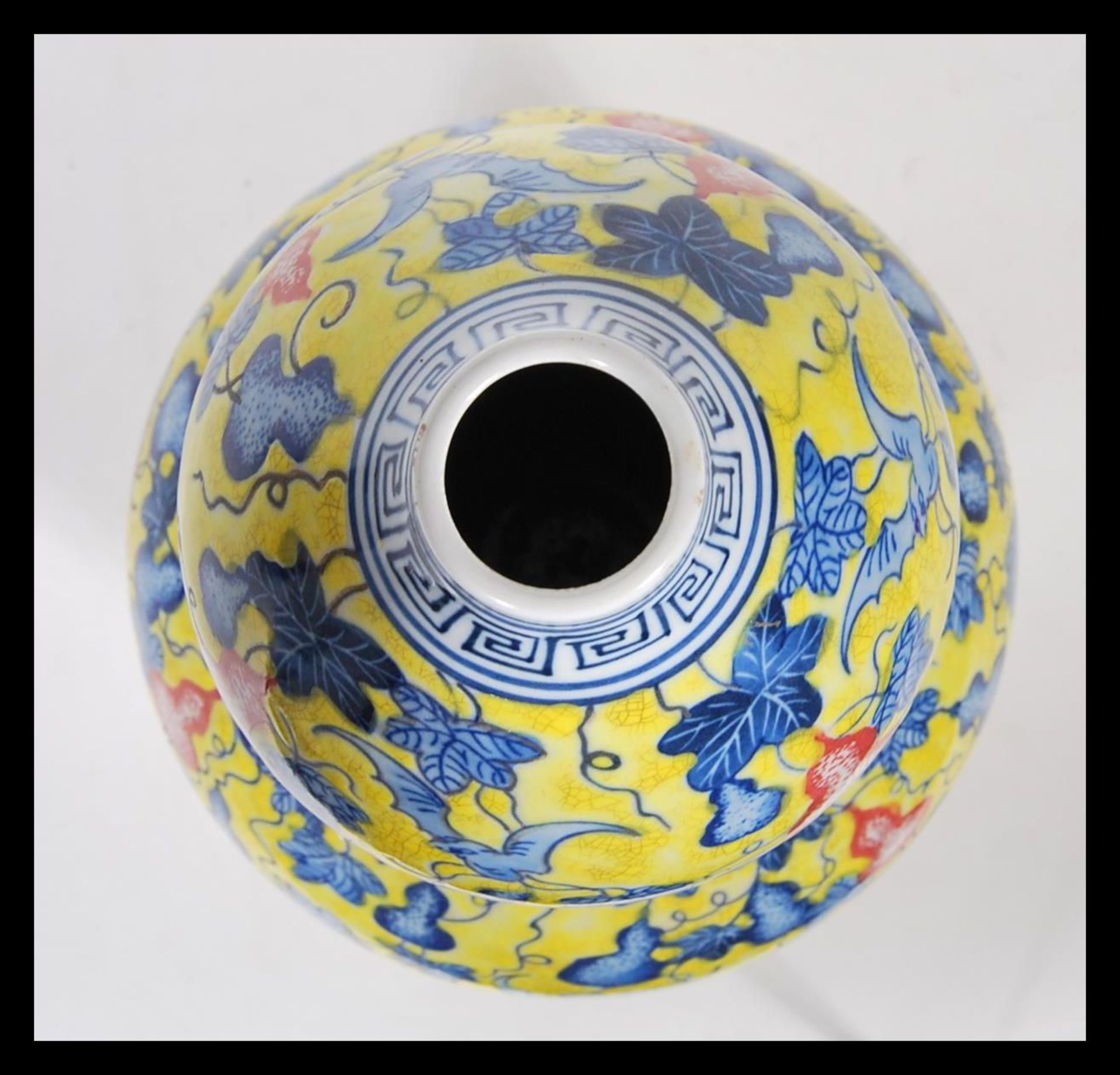A 20th Century Chinese Juane ground double gourd vase, with blue decoration depicting bats around - Bild 5 aus 6