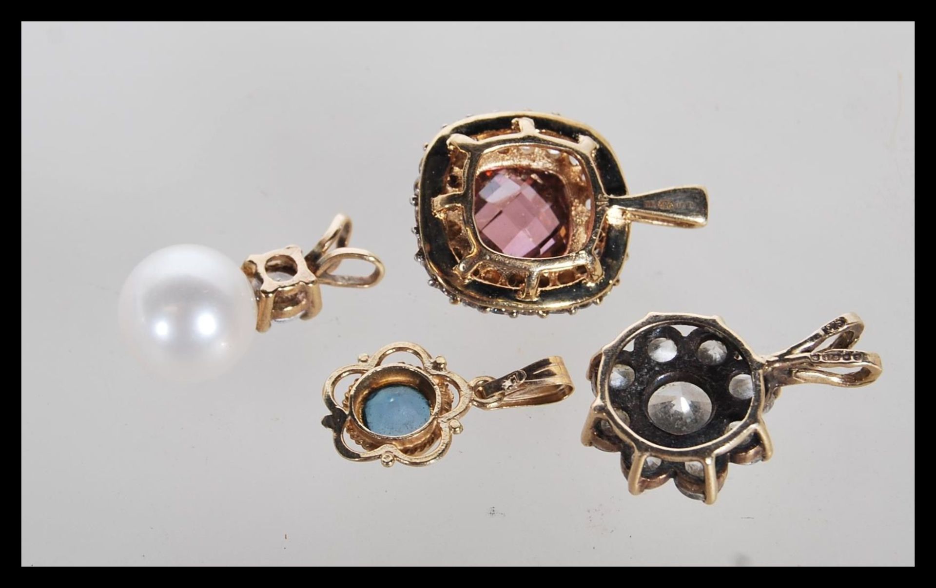 A selection of 9ct gold pendants to include a square pendant set with a faceted pink stone and white - Bild 6 aus 6