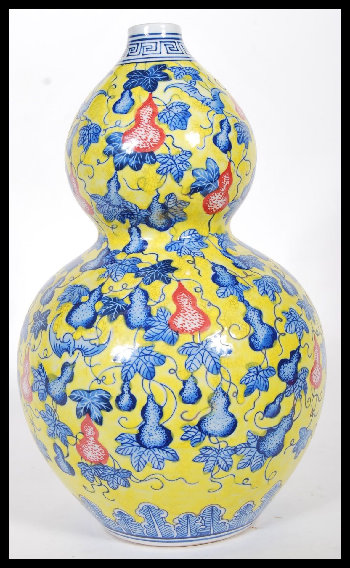 A 20th Century Chinese Juane ground double gourd vase, with blue decoration depicting bats around - Bild 2 aus 6