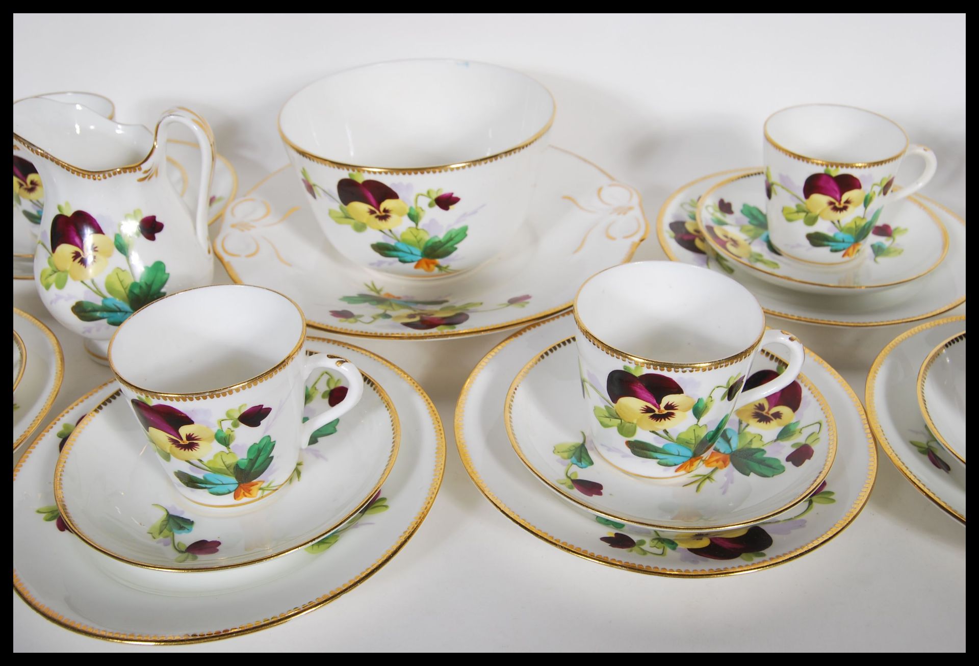 An early 20th Century hand painted china tea service having having painted pansy flowers and gilt - Bild 4 aus 10