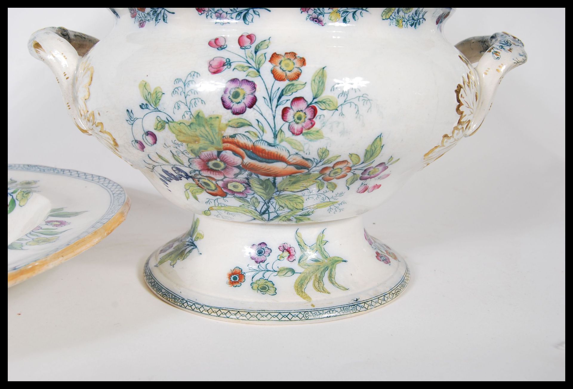 A 19th Century Victorian tureen and cover along with matching meat/ serving plate, having coloured - Bild 4 aus 8