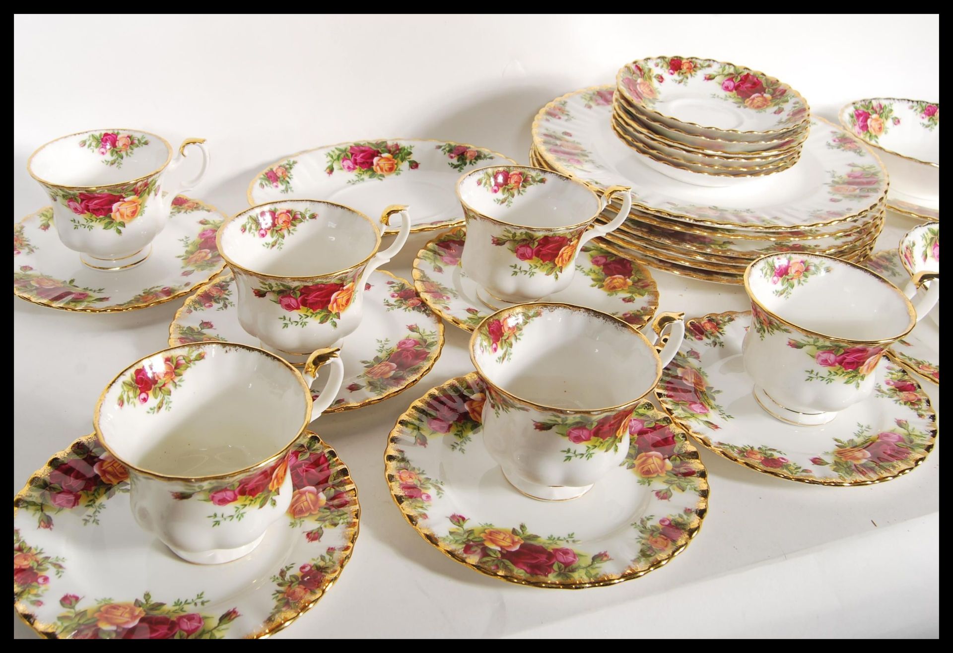 An extensive Royal Albert Old Country Roses dinner / tea service to include tea cups, saucers, - Bild 2 aus 10