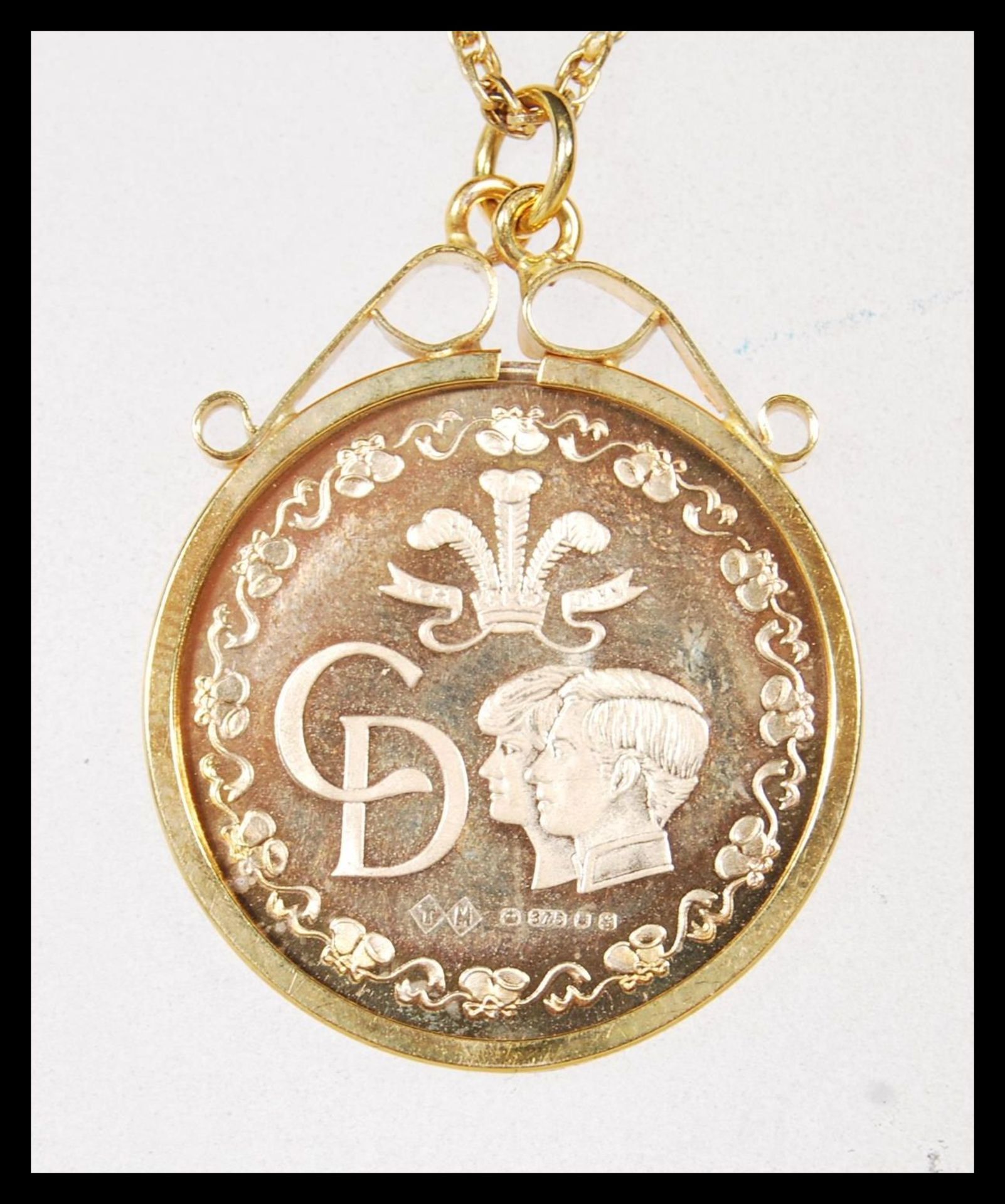 A stamped 9ct gold necklace having a fine rope twist chain having a 1981 gold Charles and Diana coin - Bild 4 aus 7