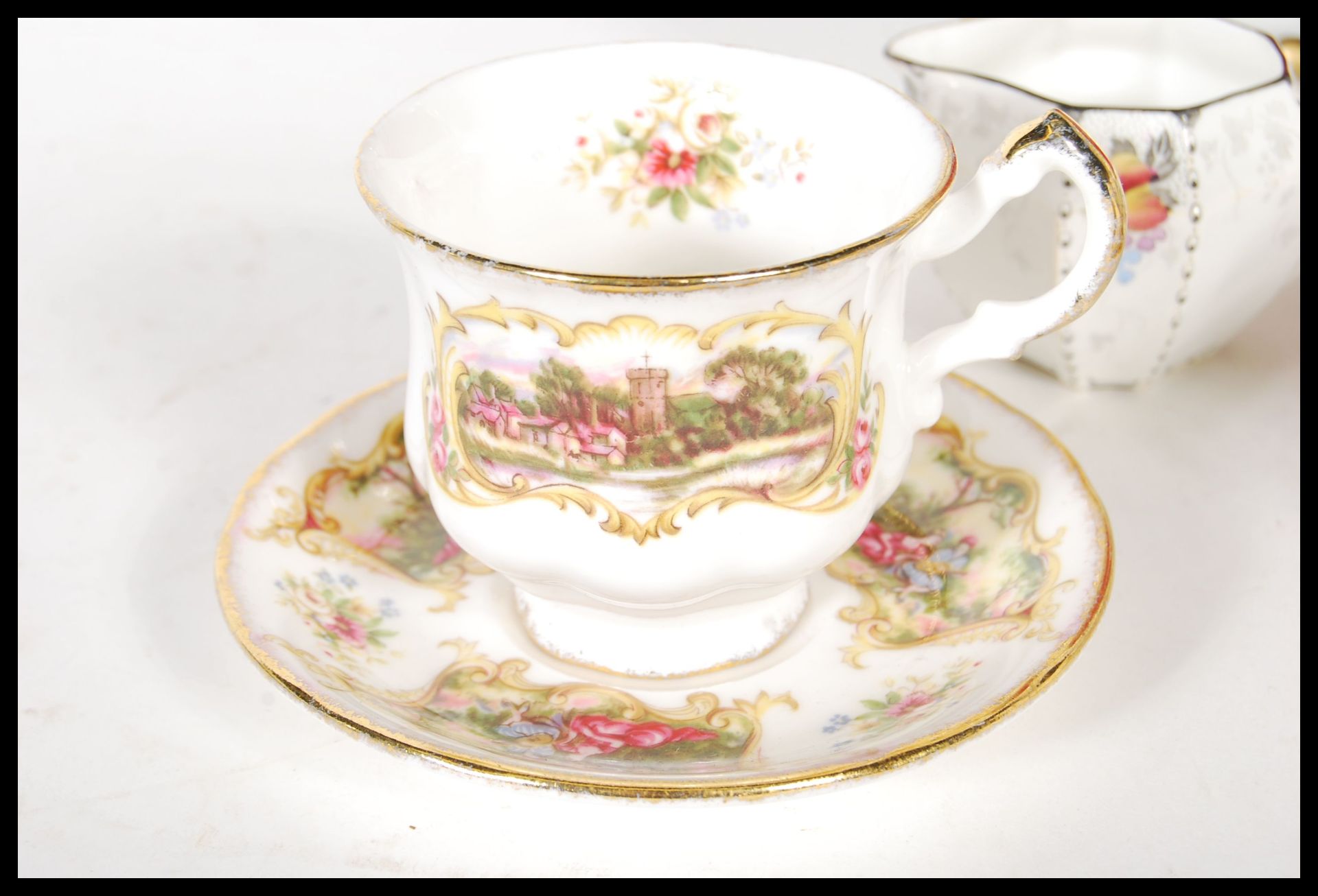 An early 20th Century Shelley Queen Anne teapot together with a matching creamer, transfer printed - Bild 4 aus 10