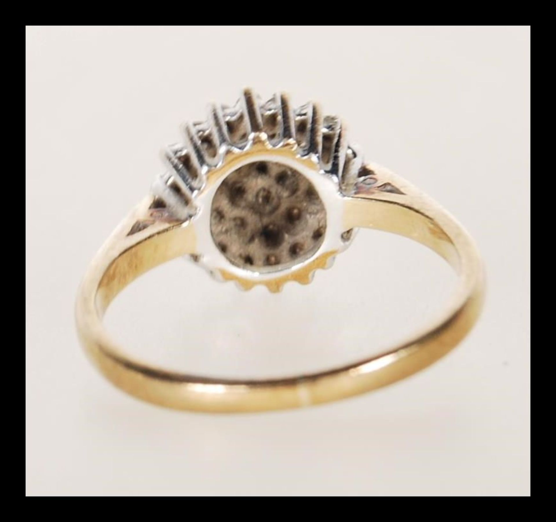 A hallmarked 9ct gold cluster ring set with white stones. Hallmarked Birmingham. Weight 2.0g. Size - Bild 3 aus 6