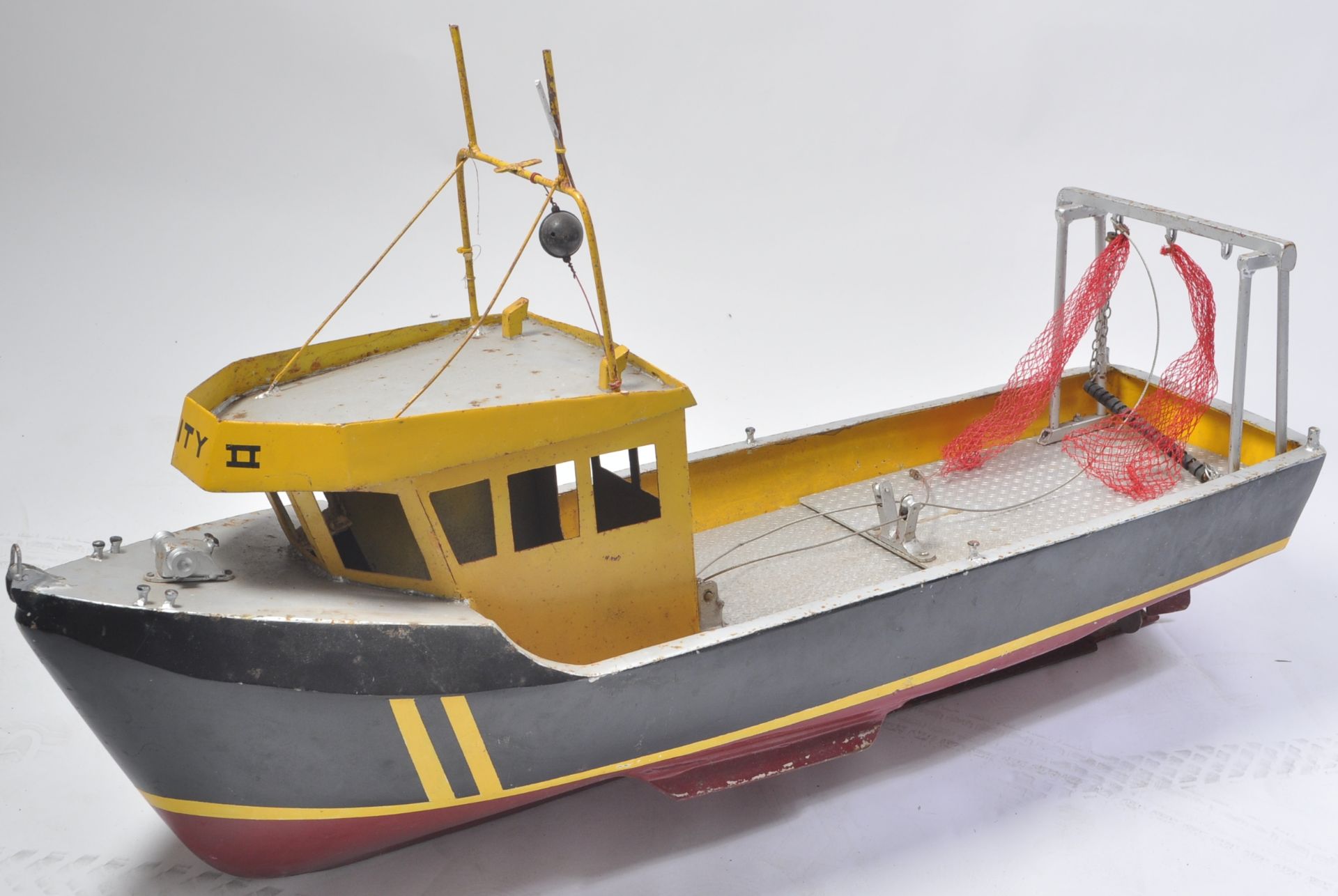 LARGE 20TH CENTURY VINTAGE SCRATCHBUILT 'UNITY II' FISHING BOAT - Bild 2 aus 5