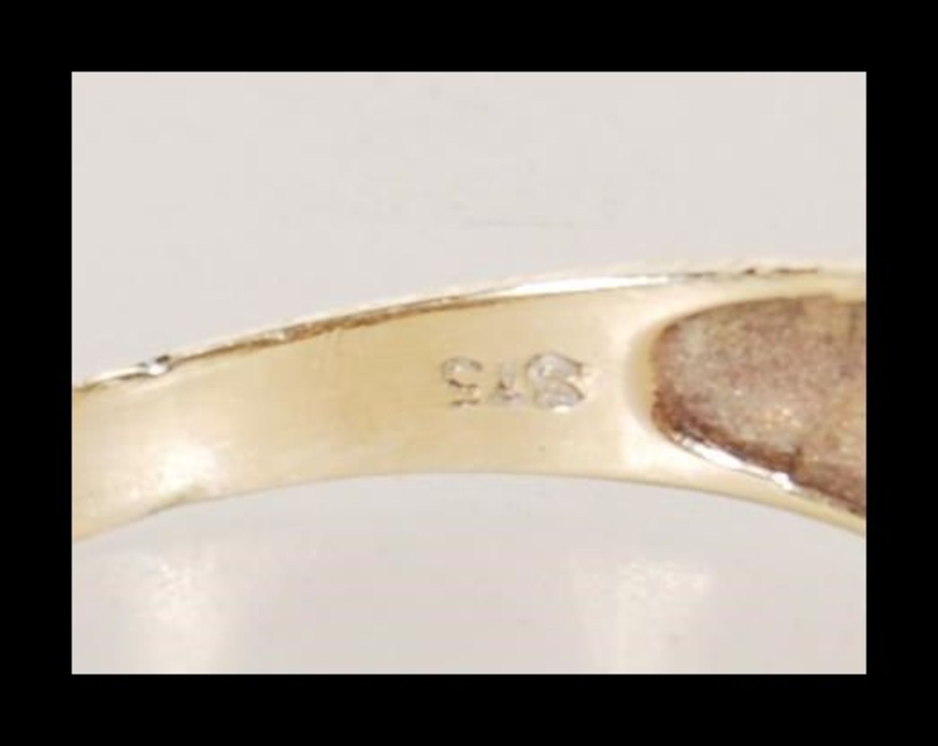 A stamped 375 9ct gold crossover ring set with white accent stones. Weight 2.5g. Size Q.5. - Bild 5 aus 6