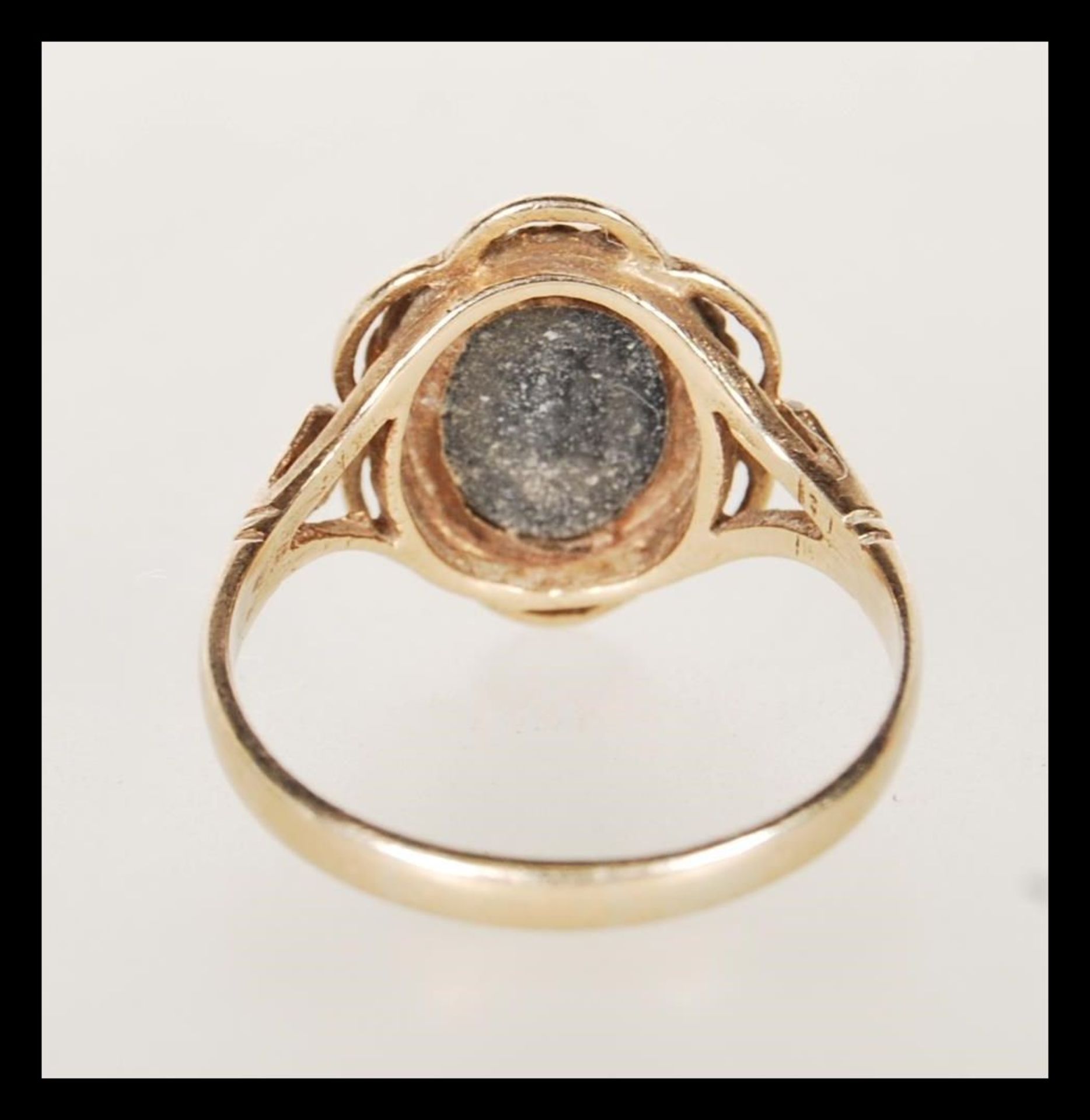 A hallmarked 9ct gold ladies dress ring set with a blue opalescent cabochon in a decorative setting. - Bild 3 aus 5