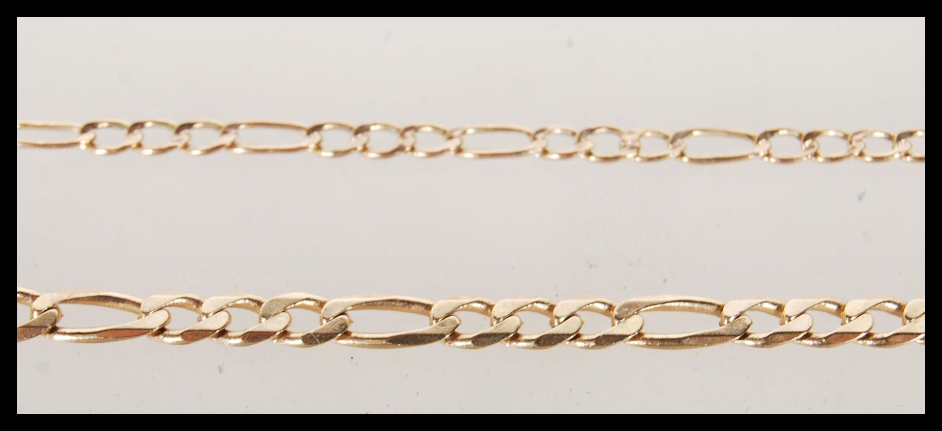 A hallmarked 9ct gold figaro link chain bracelet having a lobster clasp. Bearing import hallmarks - Bild 3 aus 5