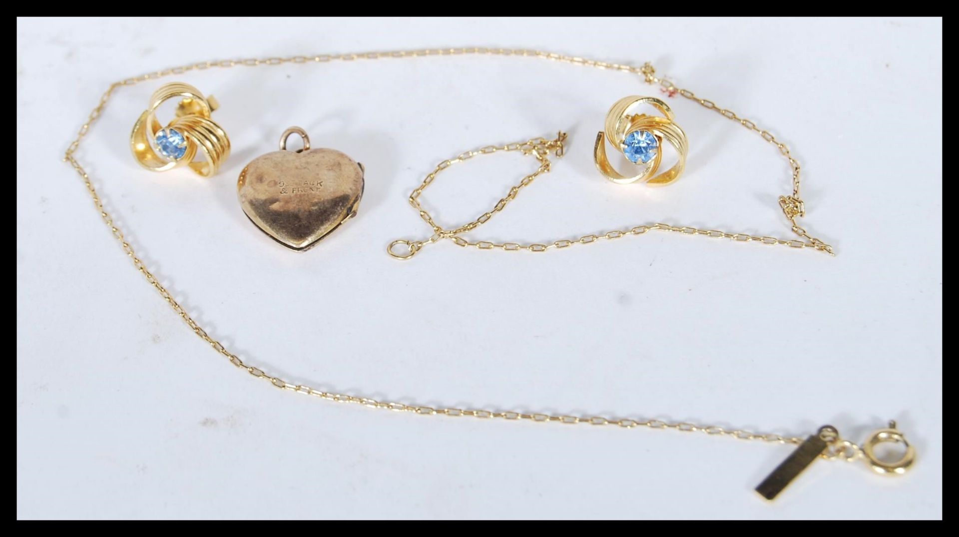 A selection of gold and yellow metal jewellery to include a stamped 9ct gold heart shaped locket, - Bild 2 aus 5