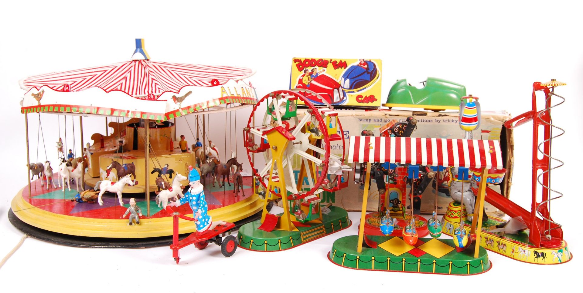 COLLECTION OF FAIRGROUND RELATED TOYS AND GAMES.