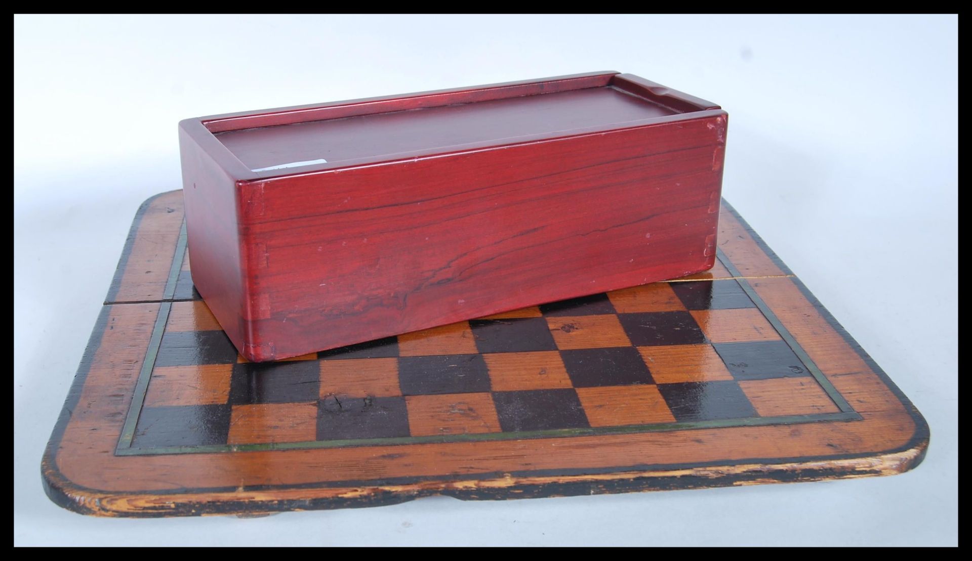 A late 19th/ early 20th Century pine chess board having green border and ebony squares, together - Bild 5 aus 5