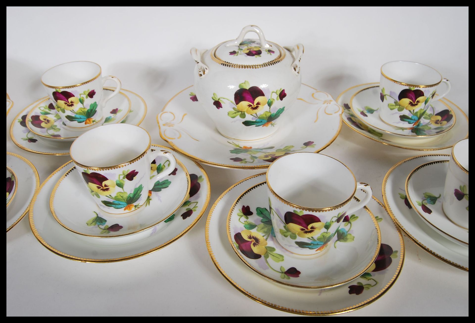 An early 20th Century hand painted china tea service having having painted pansy flowers and gilt - Bild 6 aus 10