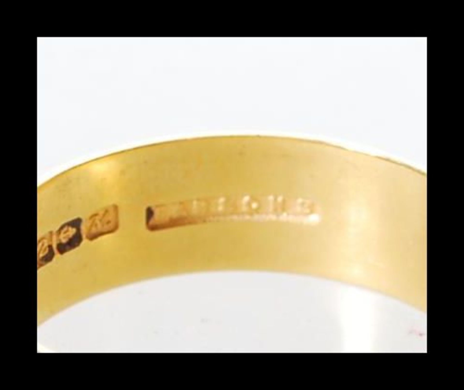 A hallmarked 22ct gold wedding band ring of typical form. Hallmarked Birmingham 1961. Weight 6.1g. - Bild 4 aus 4