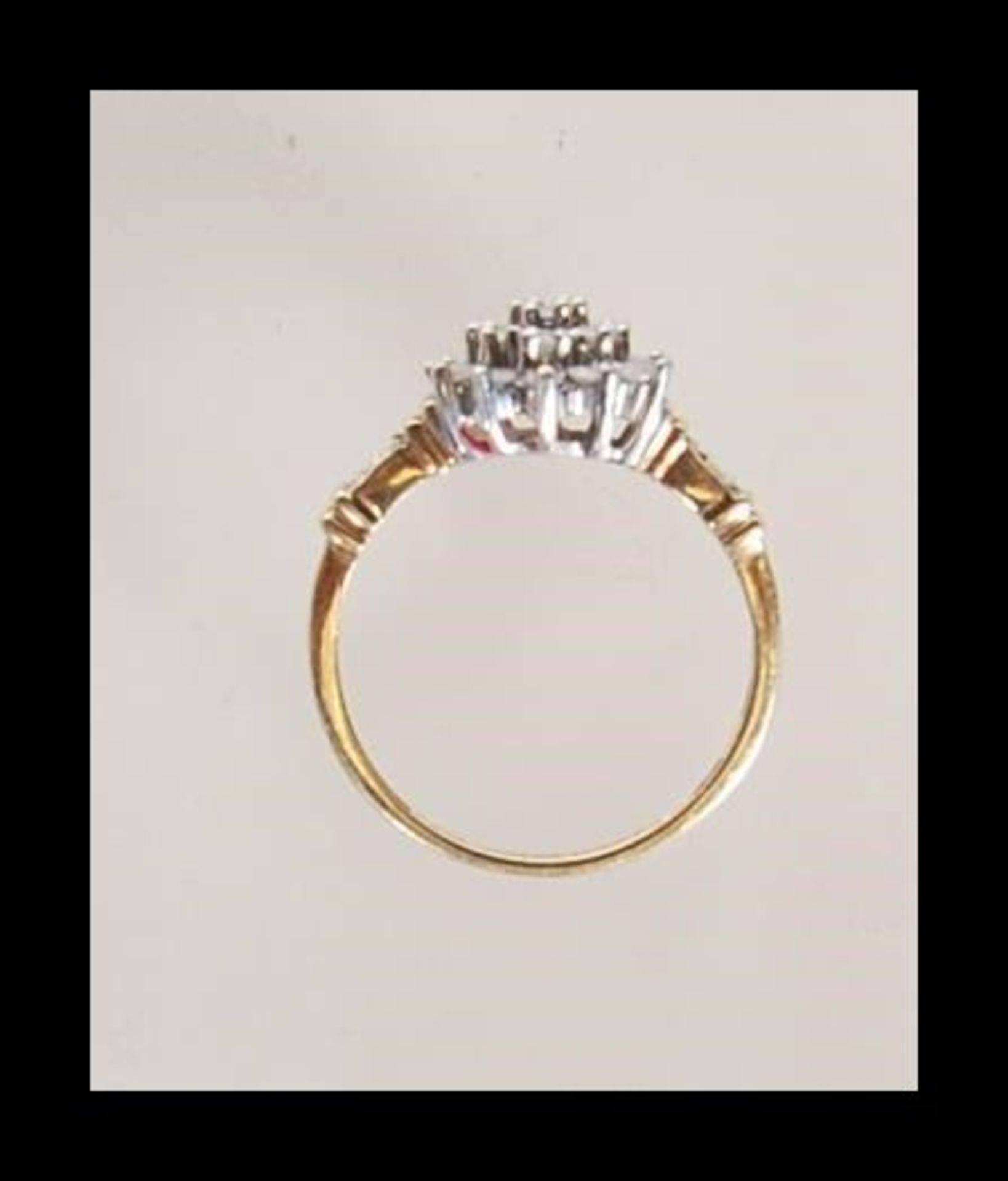 A hallmarked 9ct gold ladies cluster ring set with a central cluster of white stones and white - Bild 4 aus 5