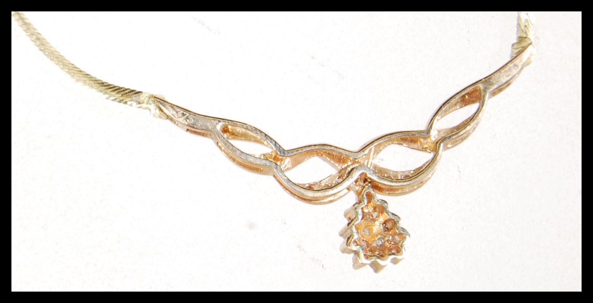 A stamped 9ct gold necklace having a snake chain and with a twisted decoration pendant set with - Bild 4 aus 5