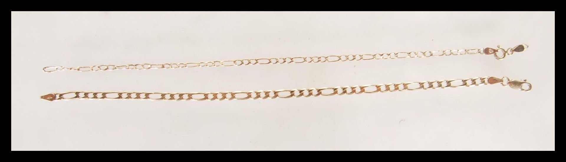 A hallmarked 9ct gold figaro link chain bracelet having a lobster clasp. Bearing import hallmarks