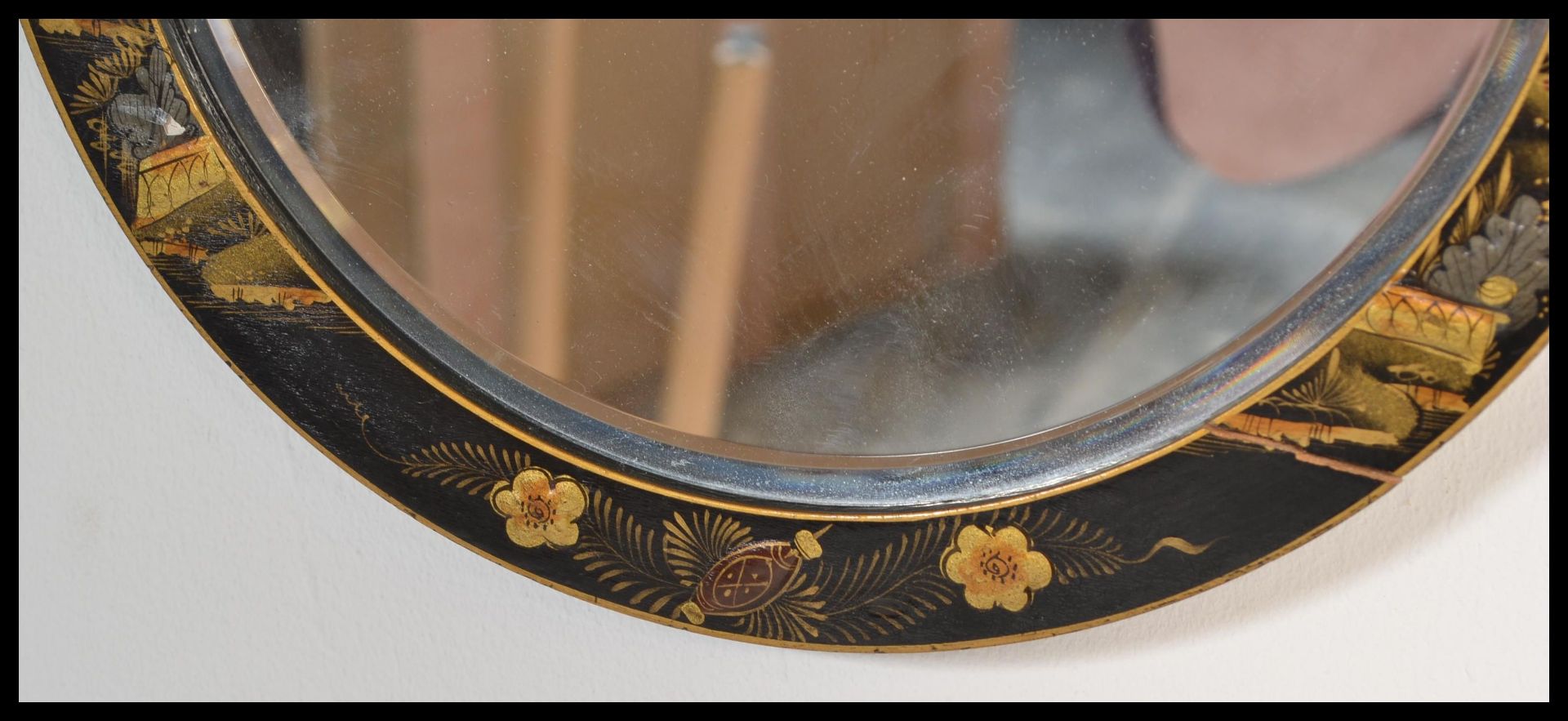 A early 20th Century 1920's Japanese chinoiserie lacquered circular bevelled edge wall mirror, - Bild 4 aus 7