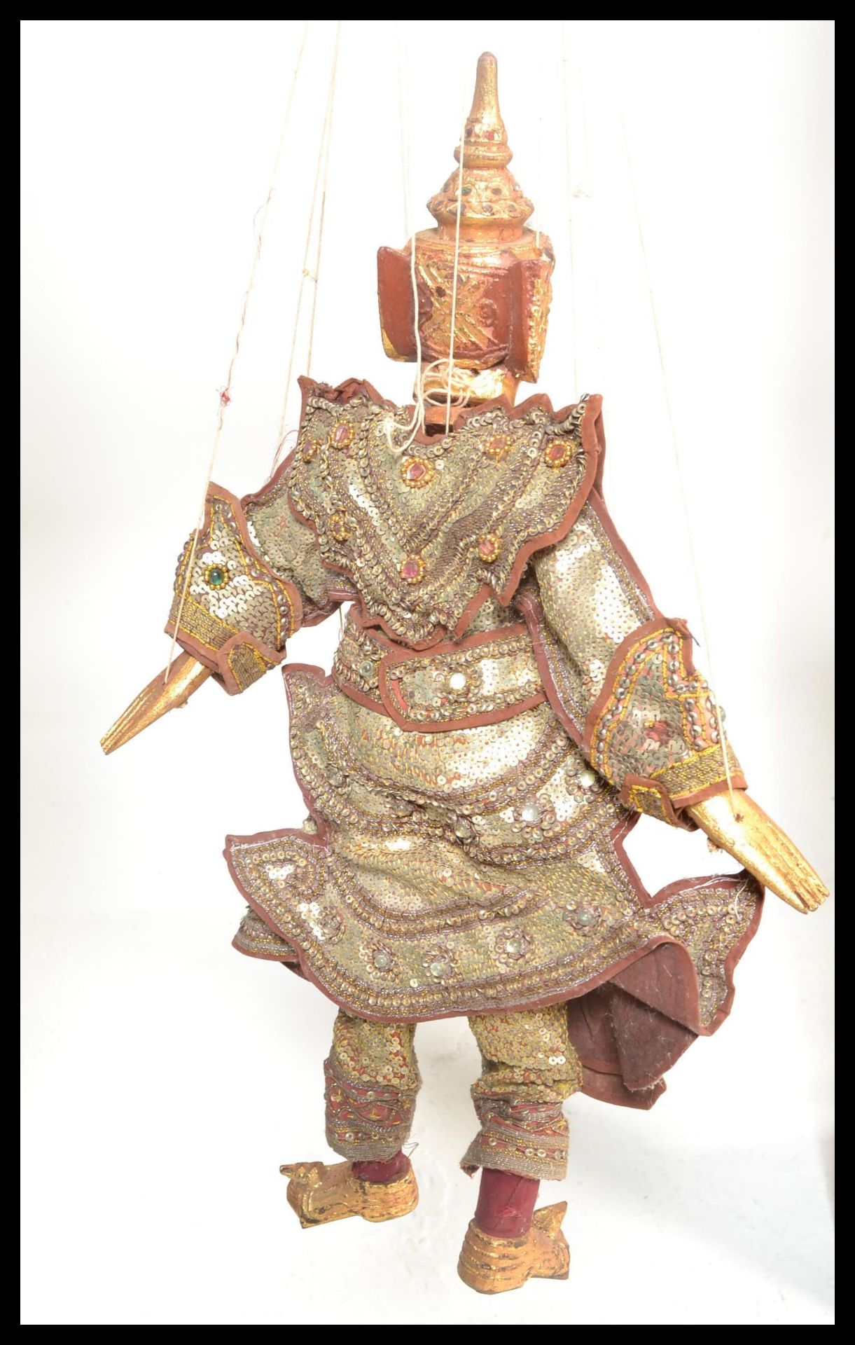 A Vintage Antique Thai string wooden puppet, wearing sequin garments having gilt finish to hands, - Bild 2 aus 5